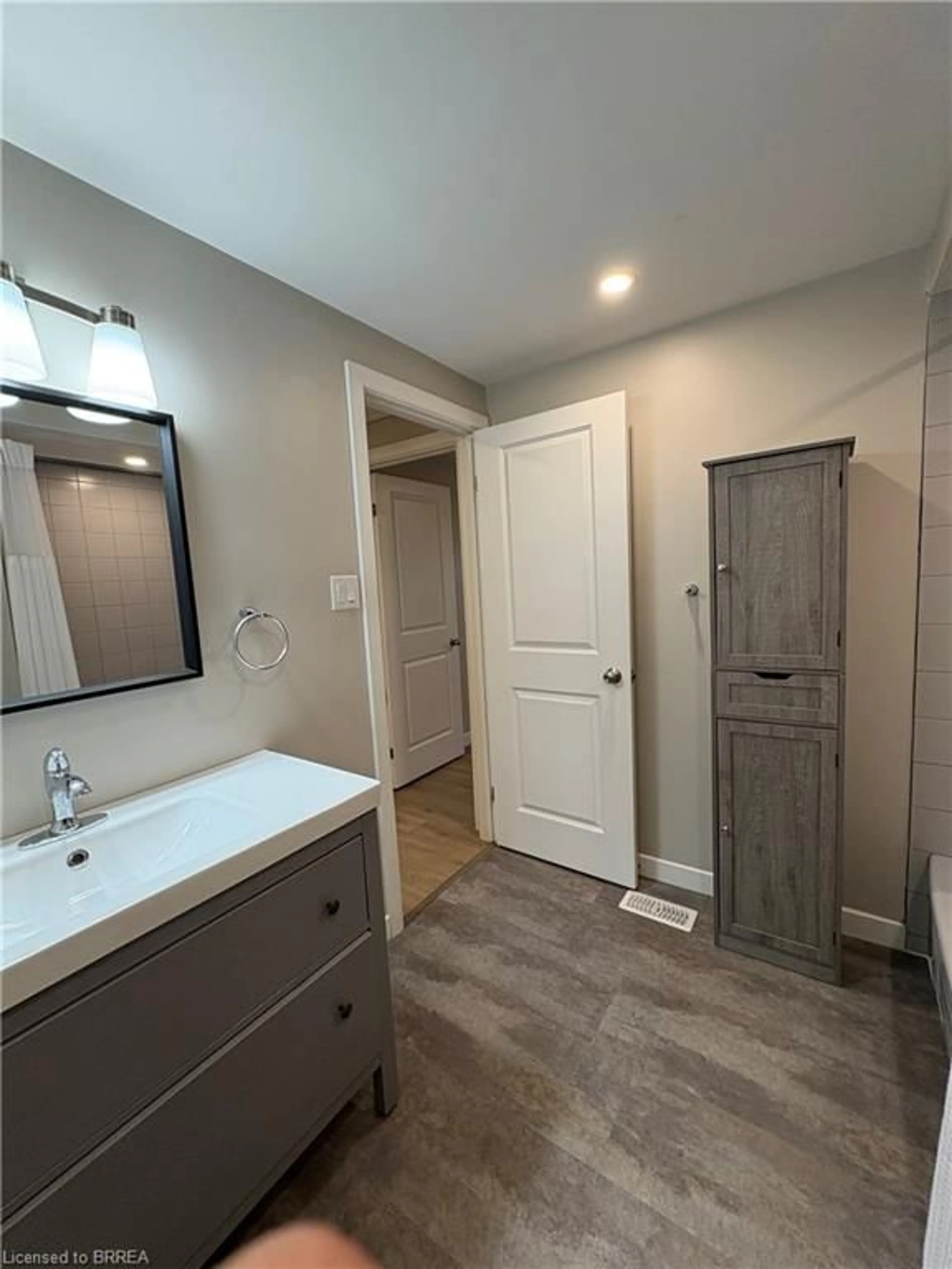 Contemporary bathroom, unknown for 11 Nashua Dr, Brantford Ontario N3P 1L1