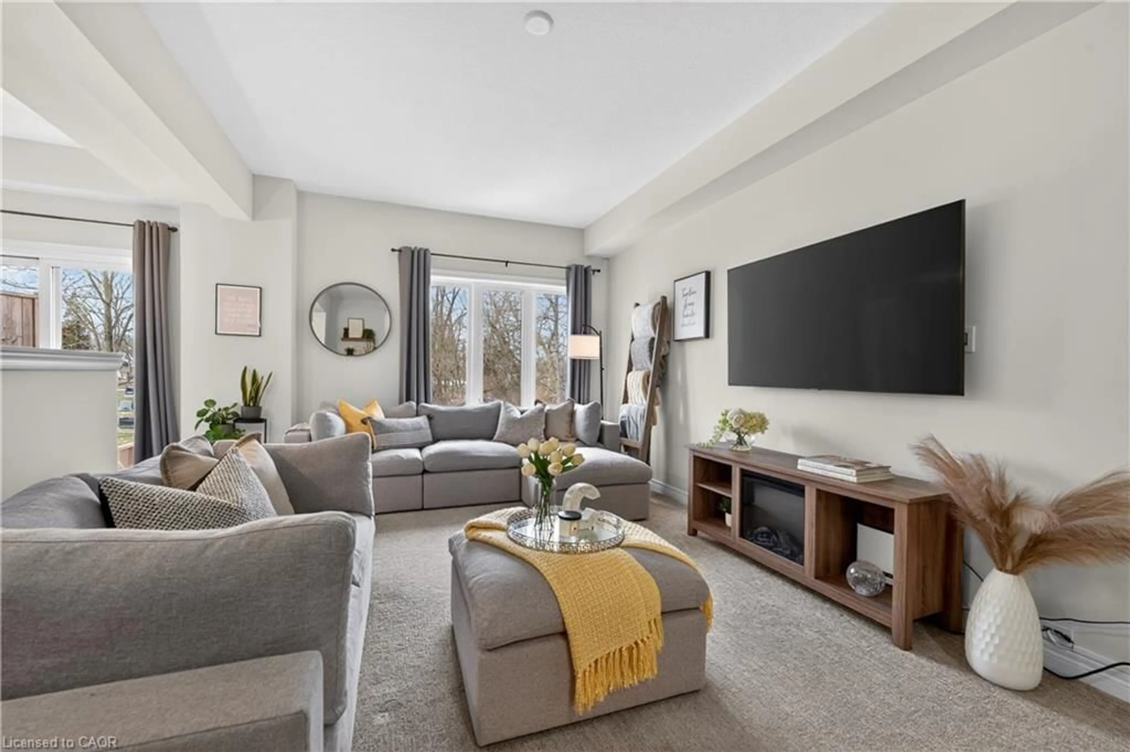 Living room with furniture, unknown for 59 Dennis Dr, Smithville Ontario L0R 2A0