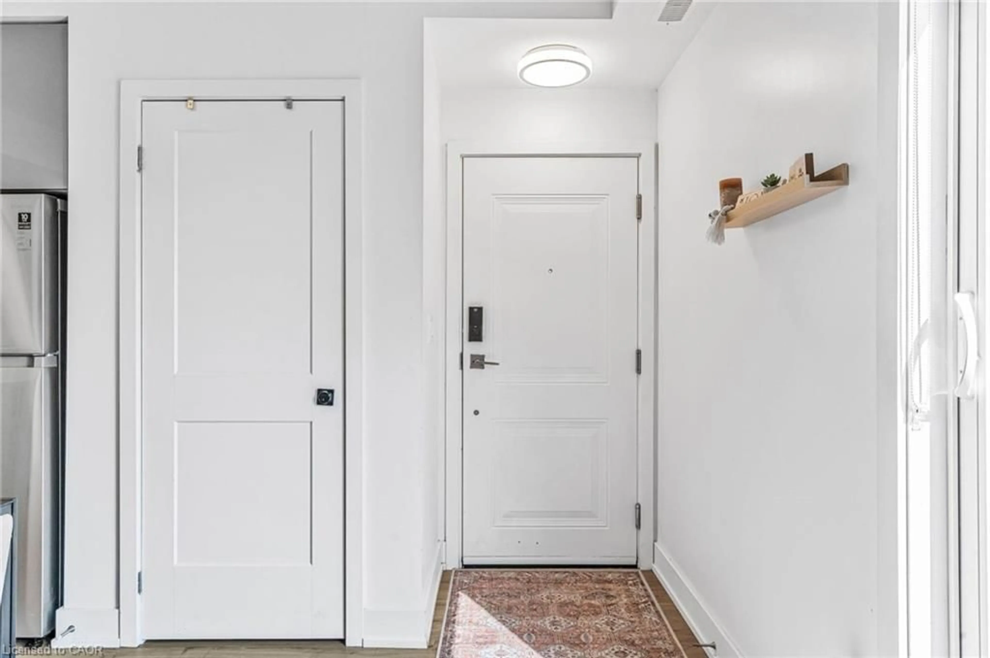 Indoor entryway for 6065 Mcleod Rd, Niagara Falls Ontario L2G 0Z7