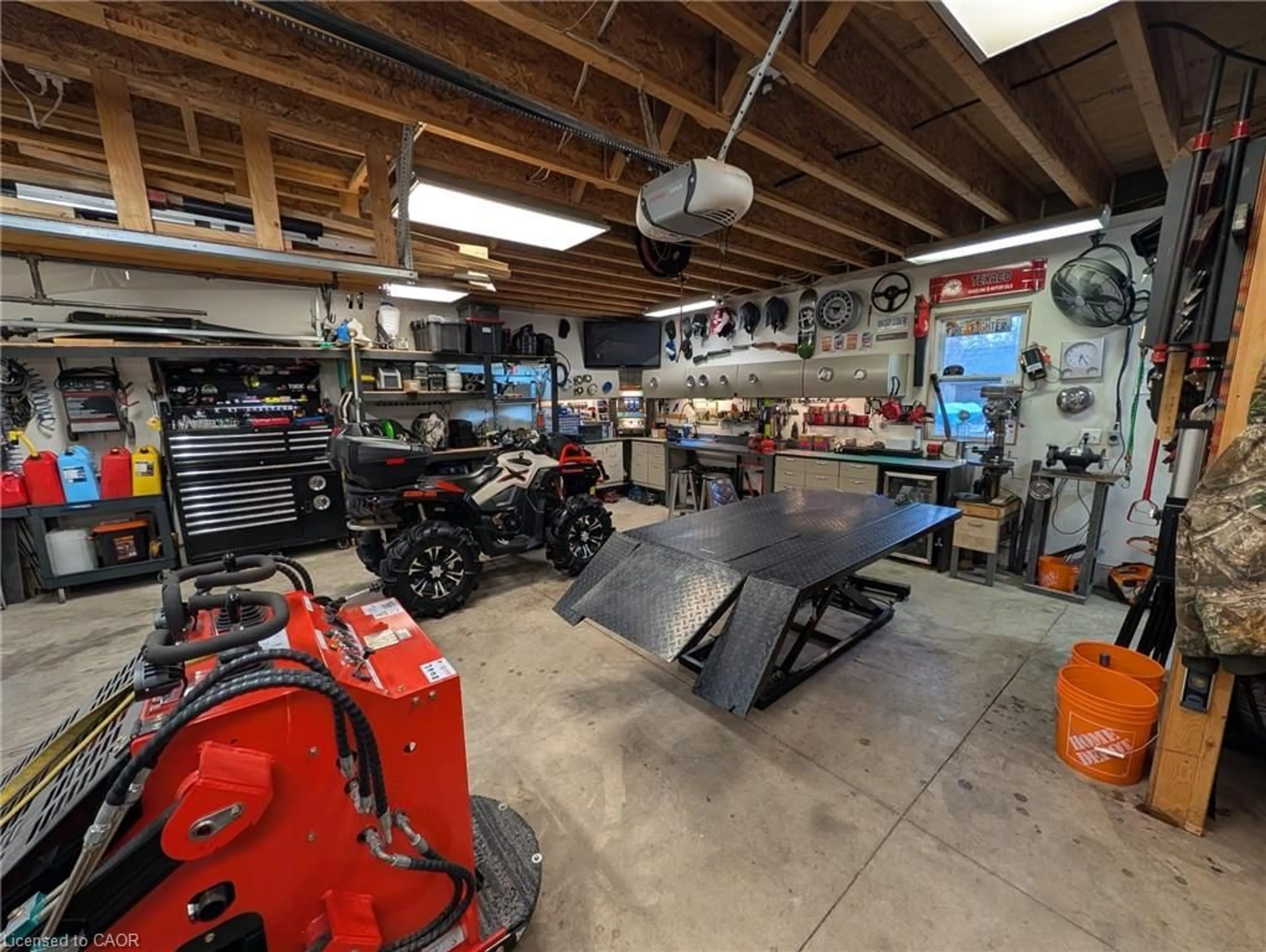 Indoor garage for 303 Canborough St, Smithville Ontario L0R 2A0