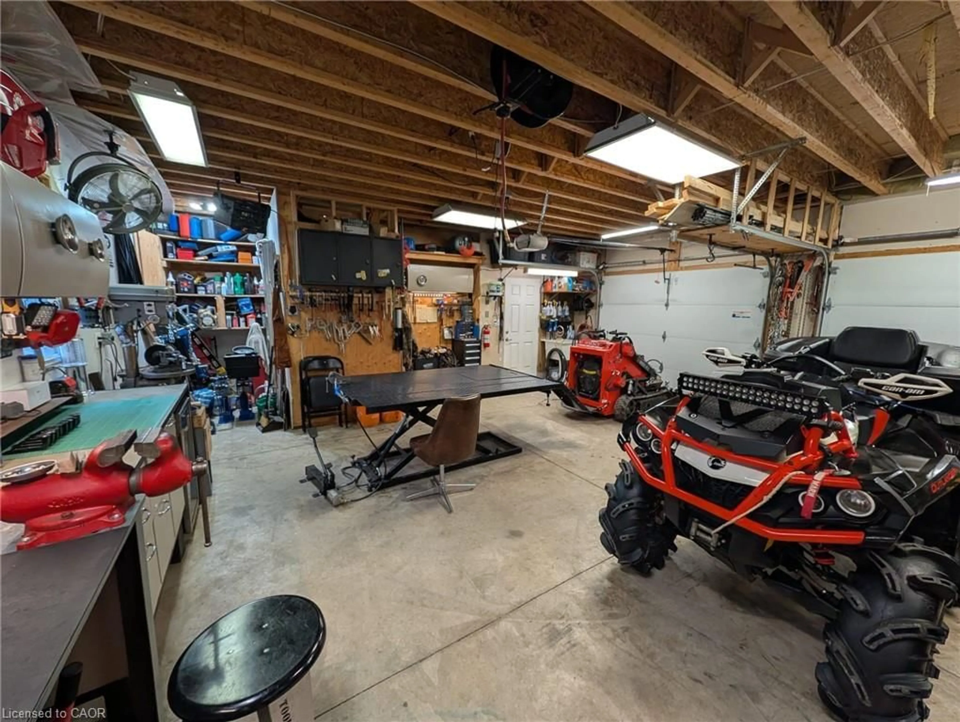 Indoor garage for 303 Canborough St, Smithville Ontario L0R 2A0
