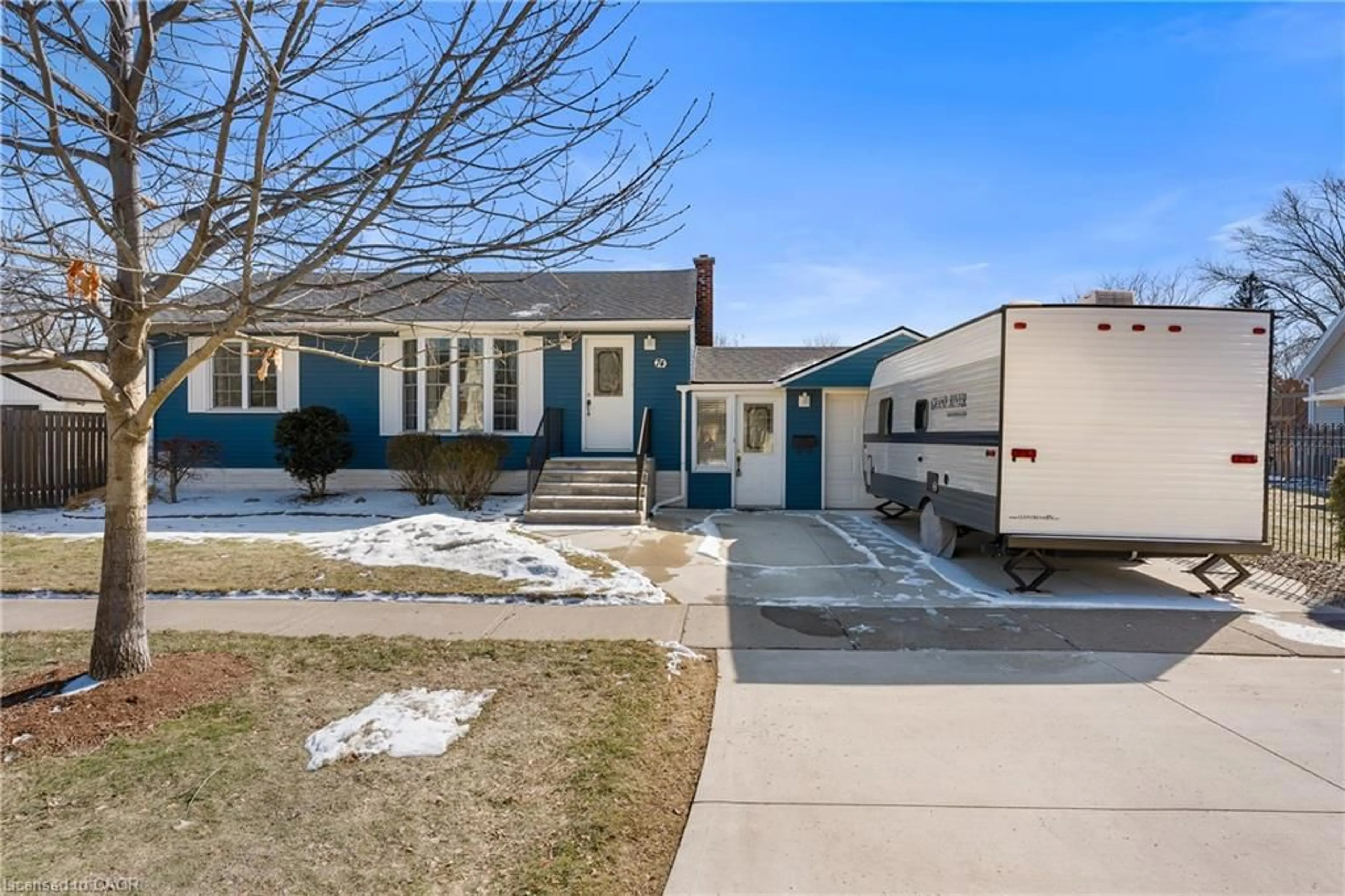 Home with vinyl exterior material, street for 74 Tecumseh St, St. Catharines Ontario L2M 2M6