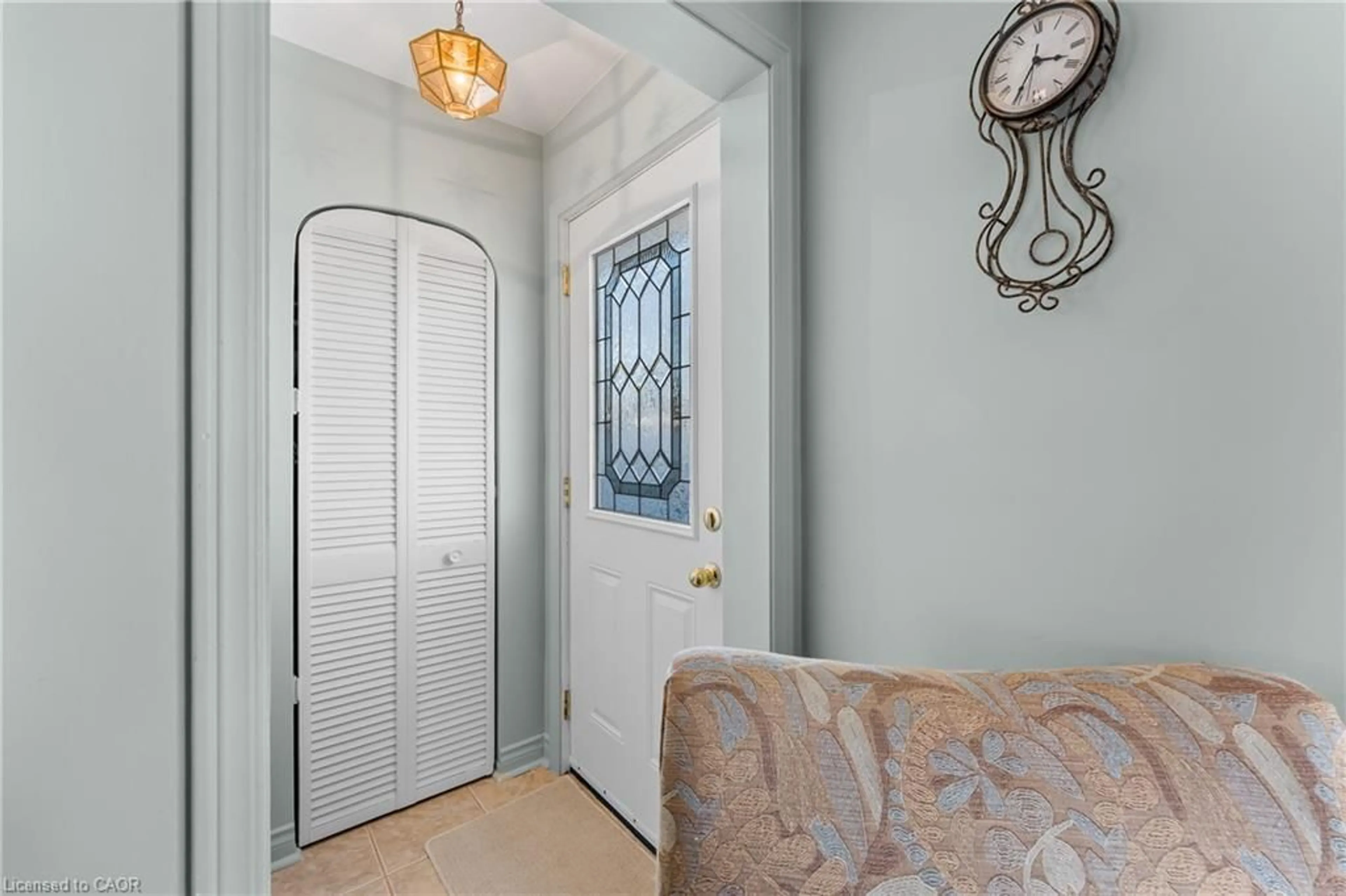 Indoor entryway for 74 Tecumseh St, St. Catharines Ontario L2M 2M6