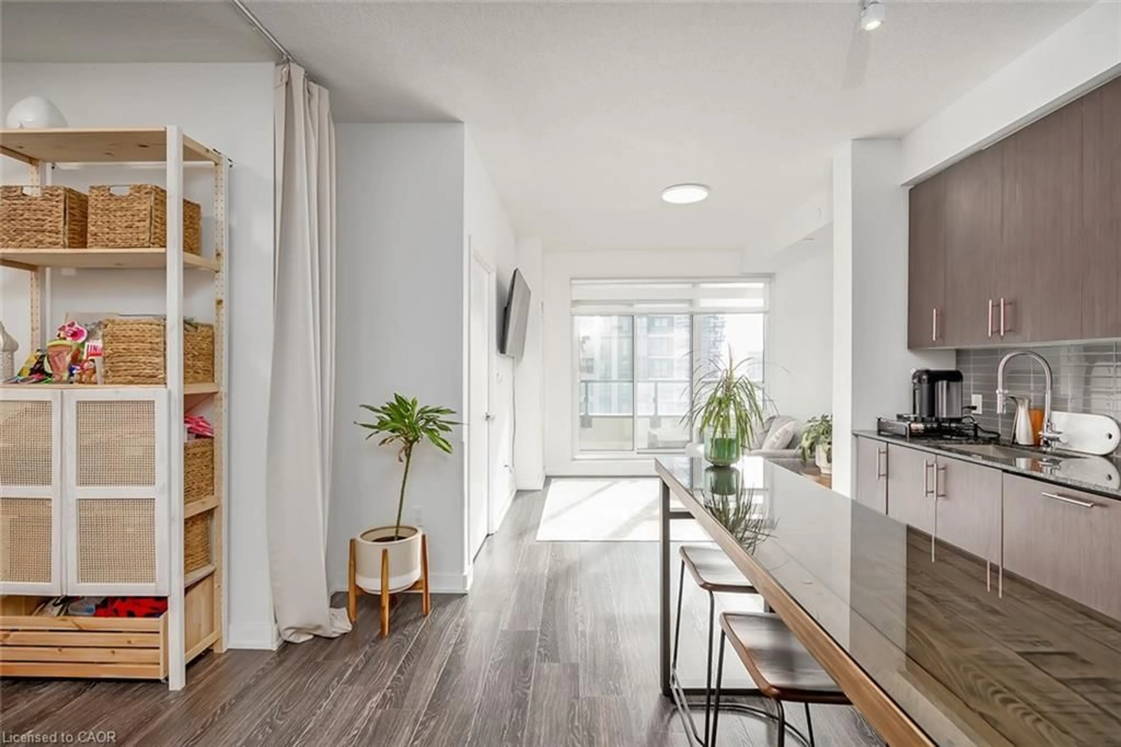 Indoor entryway for 4085 Parkside Village Dr #1808, Mississauga Ontario L5B 0K9