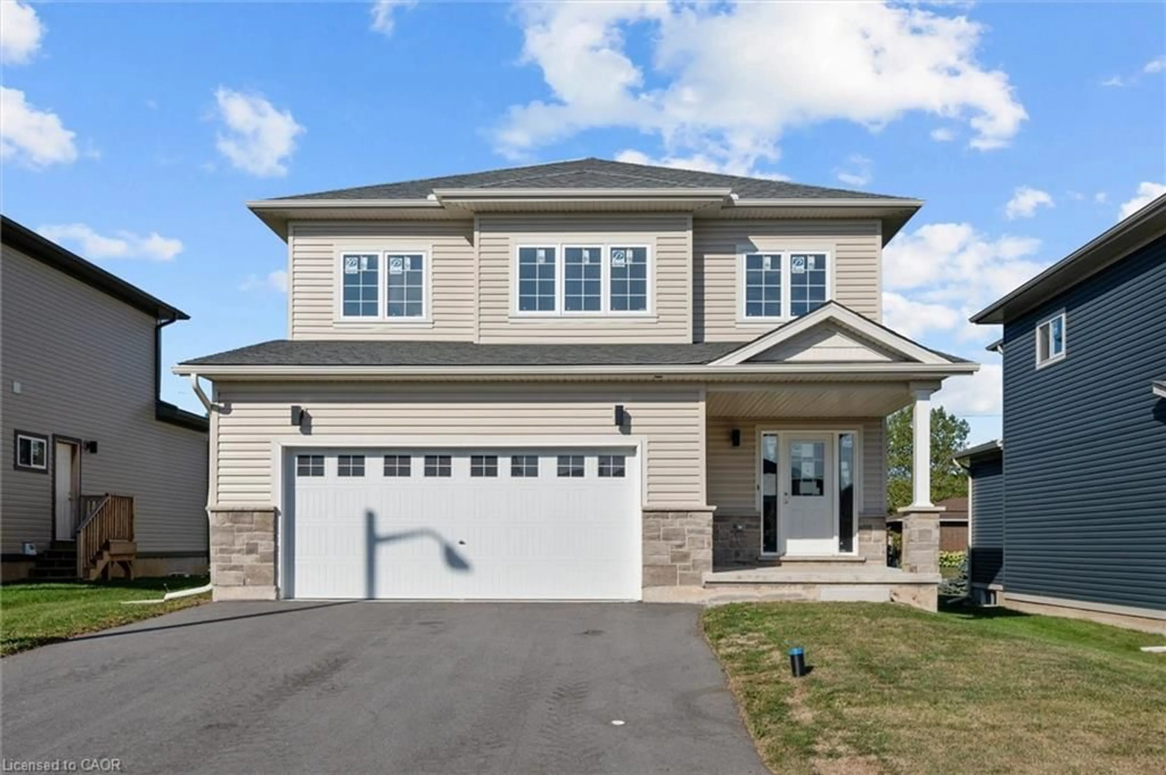 Home with vinyl exterior material, street for 122 Hillcrest Rd, Port Colborne Ontario L3K 6E4