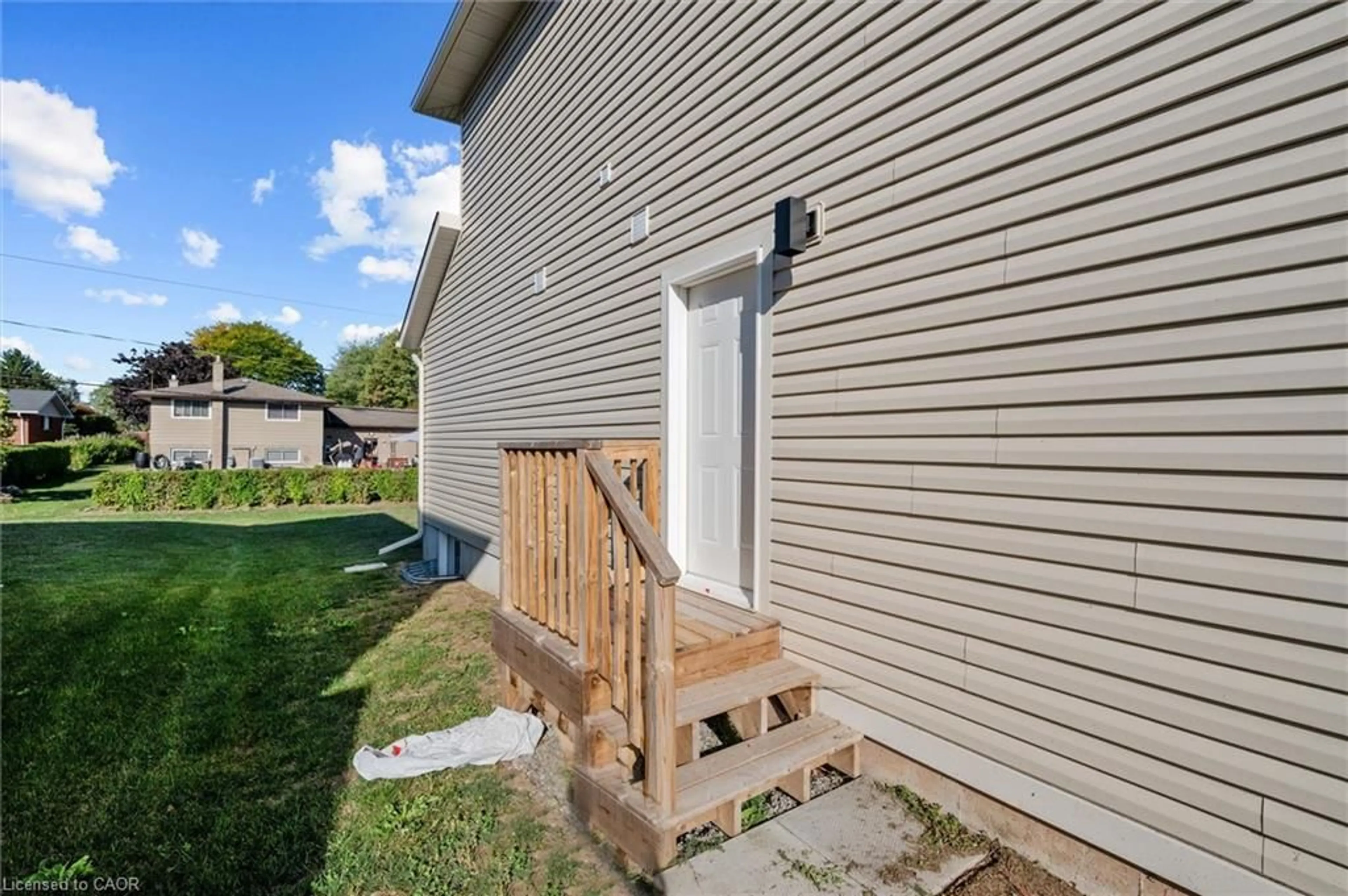 Patio, street for 122 Hillcrest Rd, Port Colborne Ontario L3K 6E4