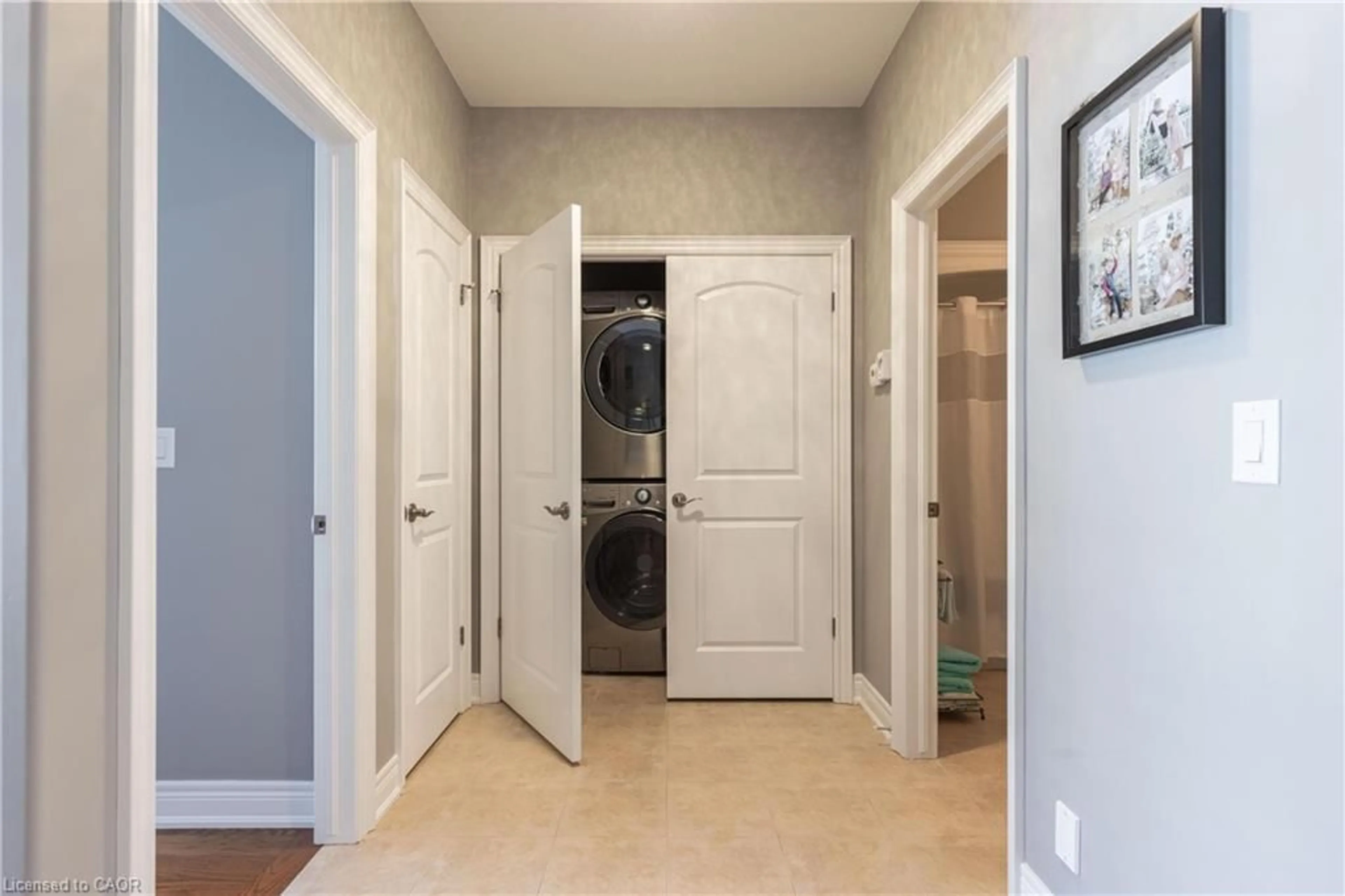 Indoor entryway for 19 Crimson Dr, Niagara-on-the-Lake Ontario L0S 1P0