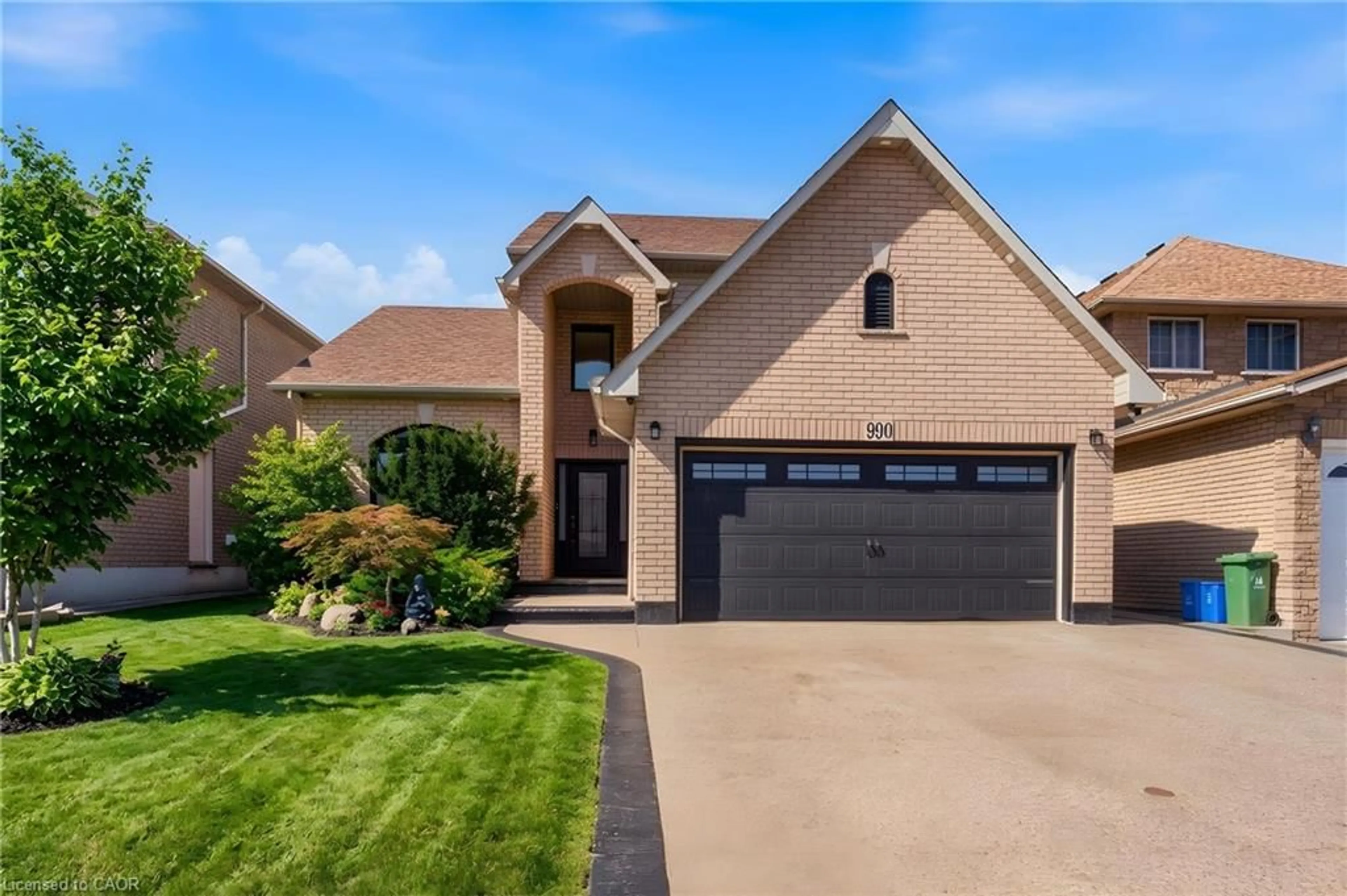 Home with brick exterior material, street for 990 Upper Kenilworth Ave, Hamilton Ontario L8W 2L3