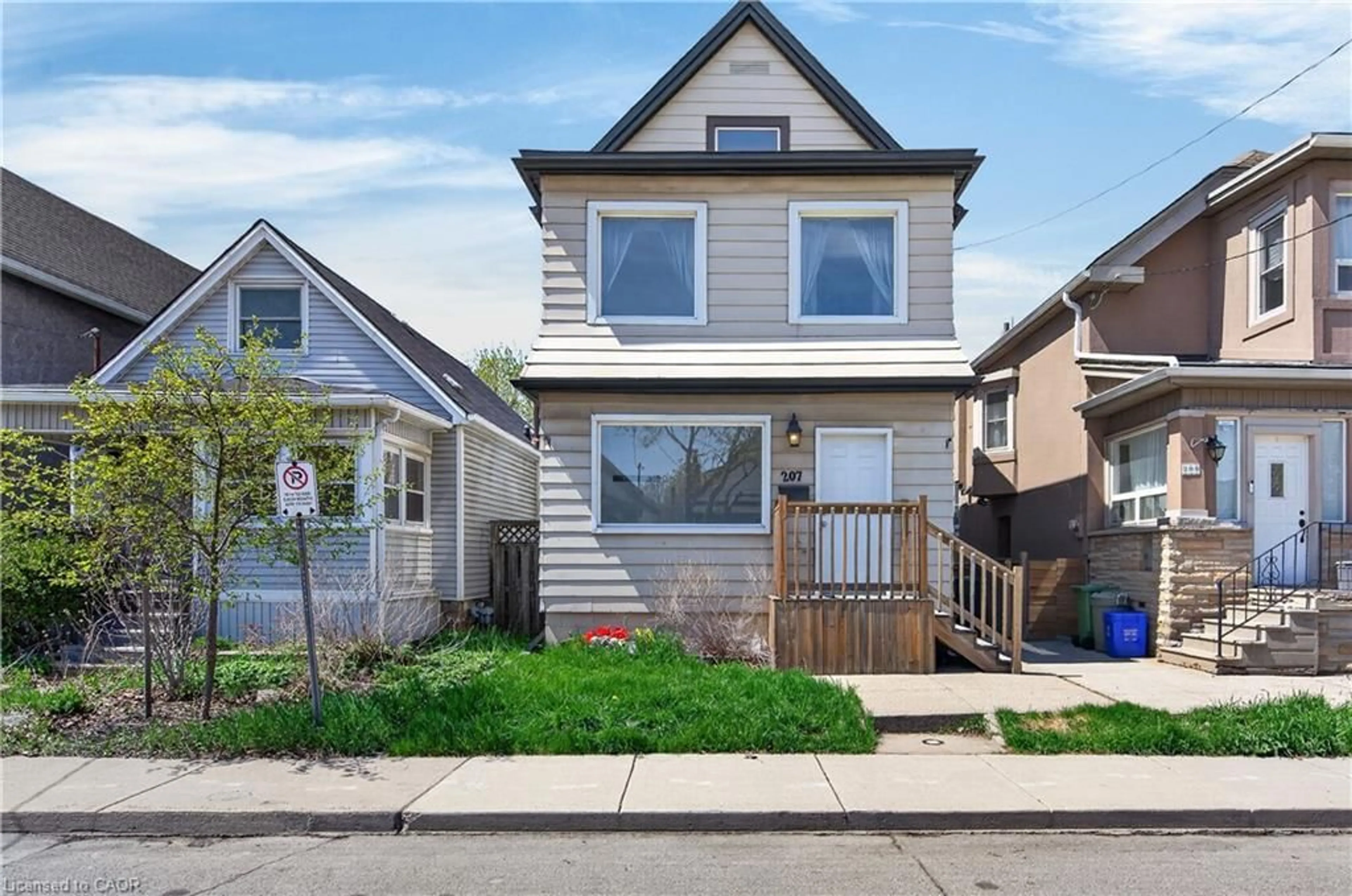 Home with vinyl exterior material, street for 207 Rosslyn Ave, Hamilton Ontario L8L 7P8