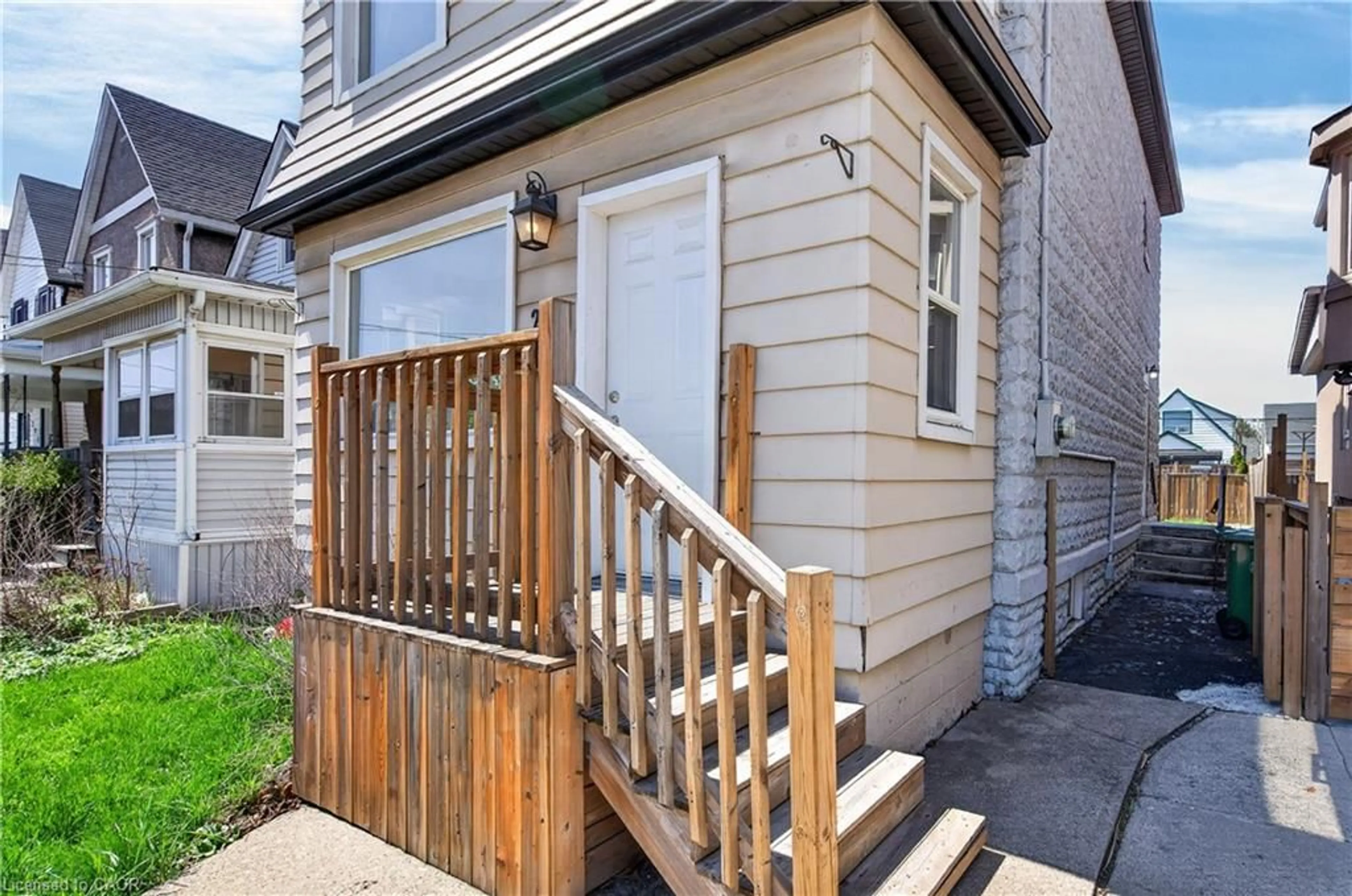 Patio, street for 207 Rosslyn Ave, Hamilton Ontario L8L 7P8