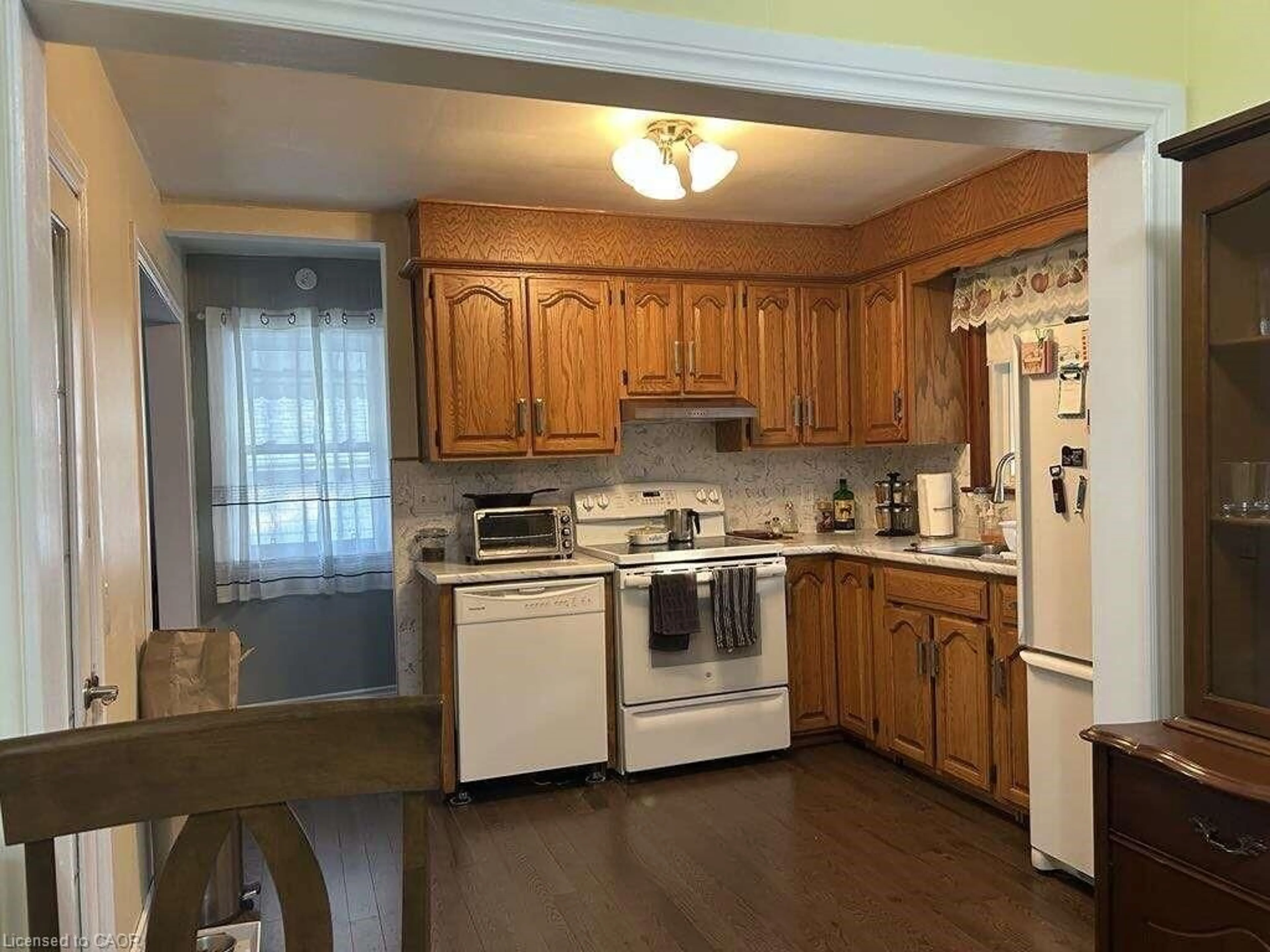 Standard kitchen, unknown for 11 James Ave, Brantford Ontario N3S 6Y2