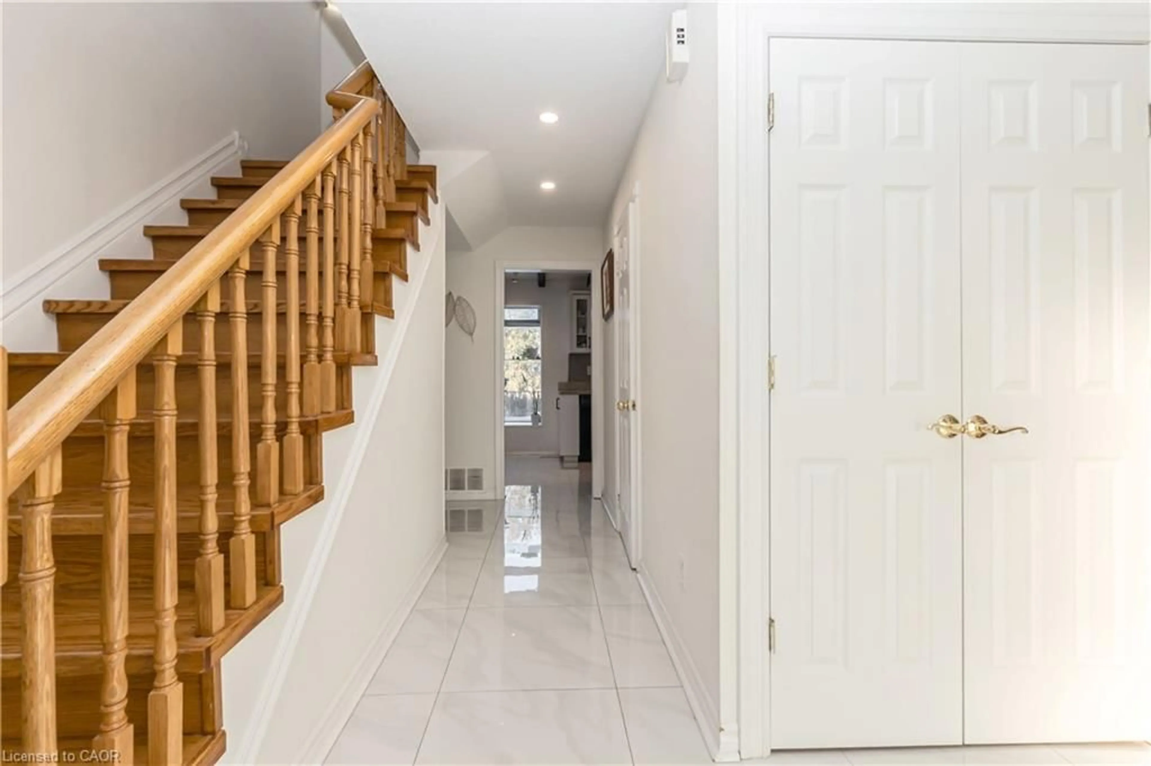 Indoor foyer for 2962 Saint Malo Cir, Mississauga Ontario L5N 1S9