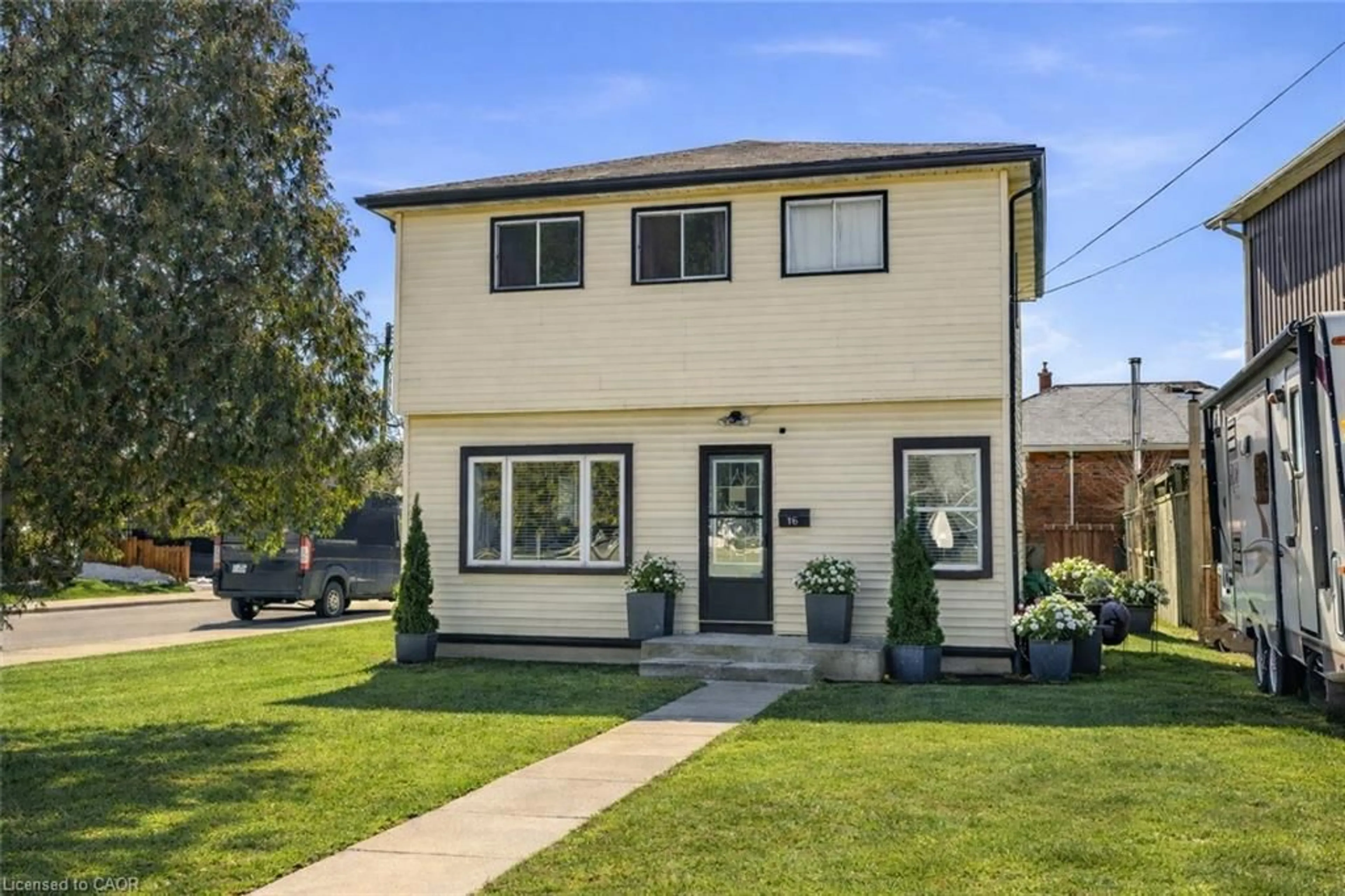 Home with vinyl exterior material, street for 16 Munn St, Hamilton Ontario L8V 1J6