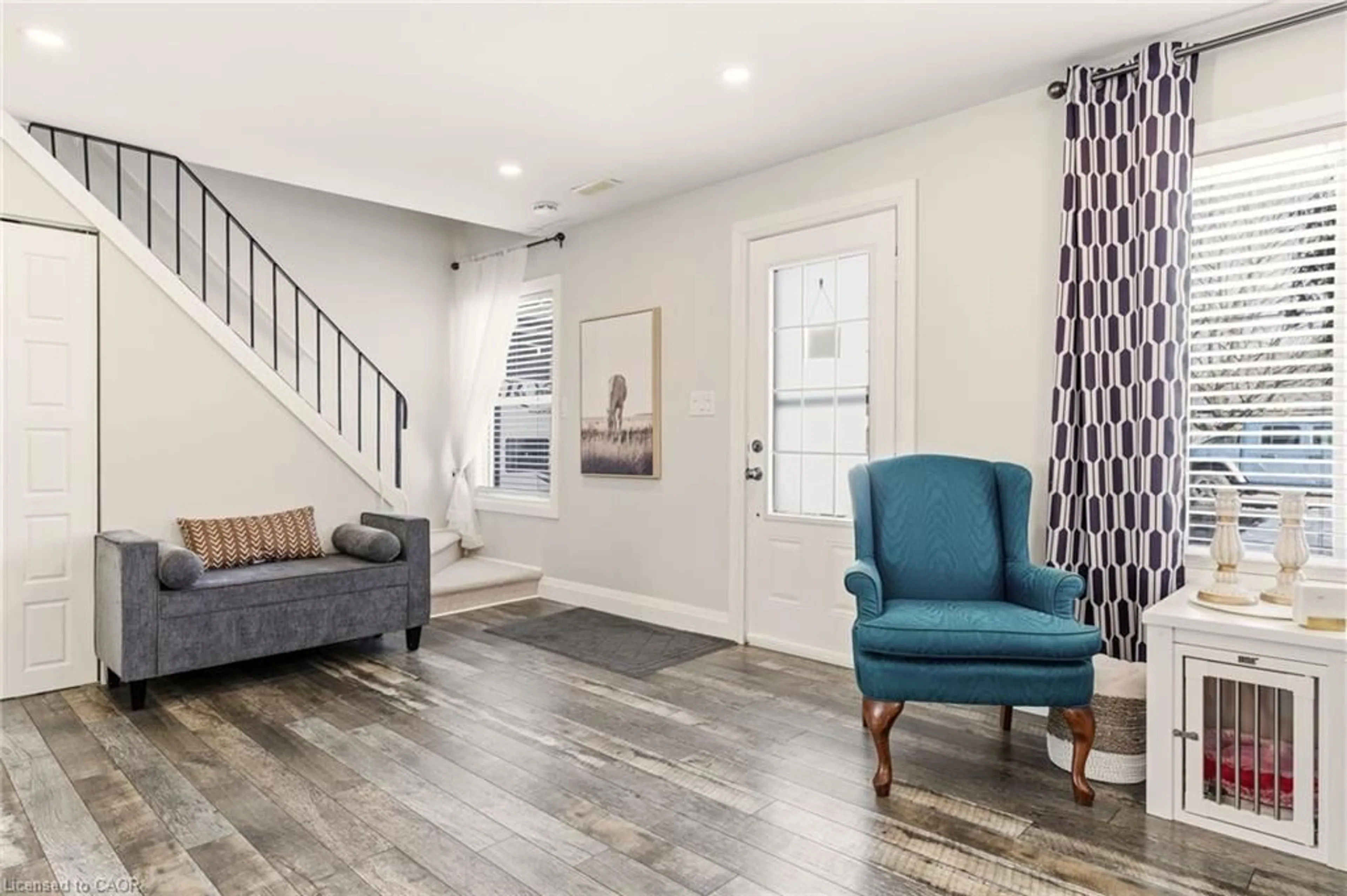 Indoor entryway for 16 Munn St, Hamilton Ontario L8V 1J6