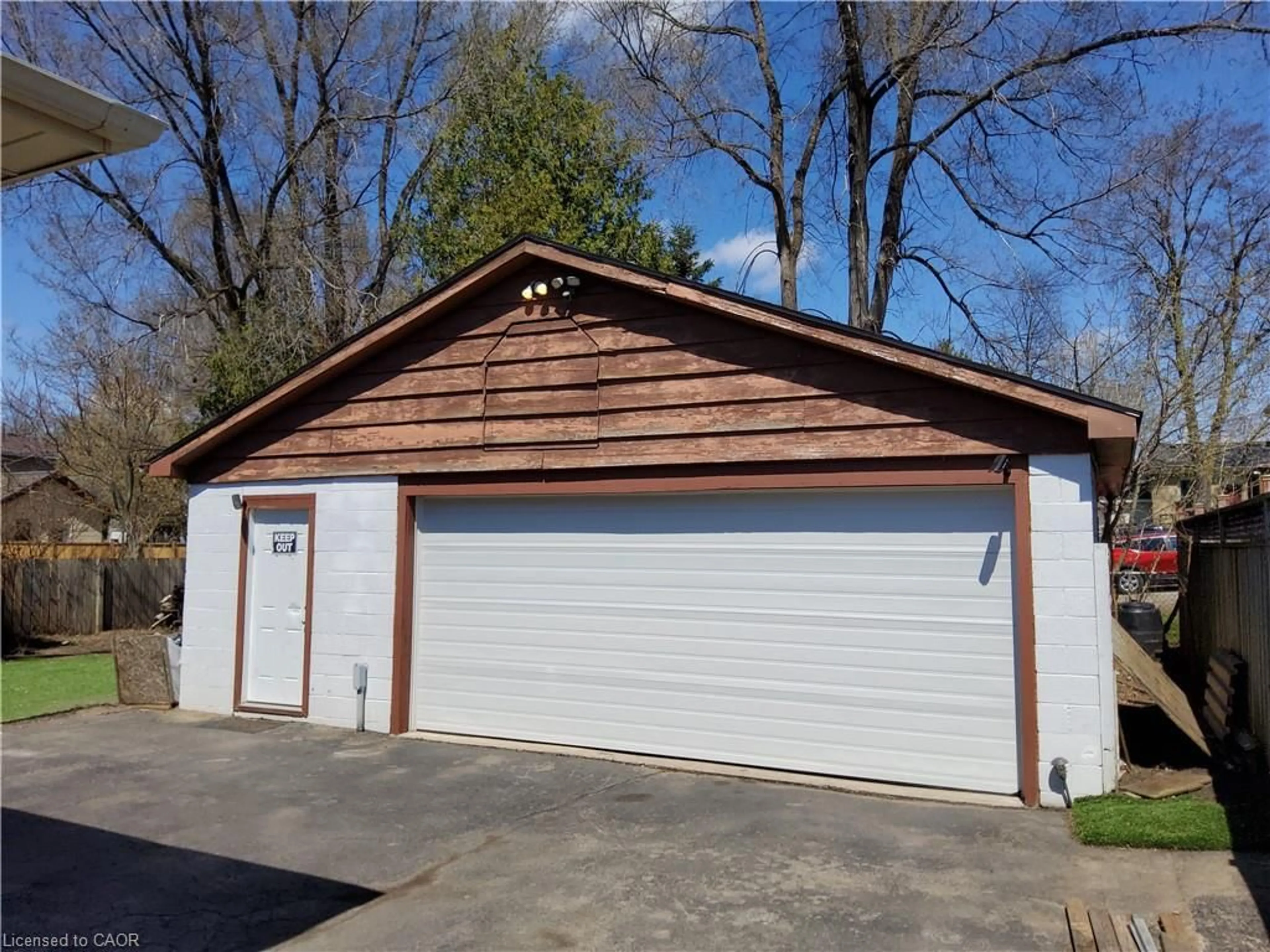 Indoor garage for 7 Usher St, Brantford Ontario N3R 1B8
