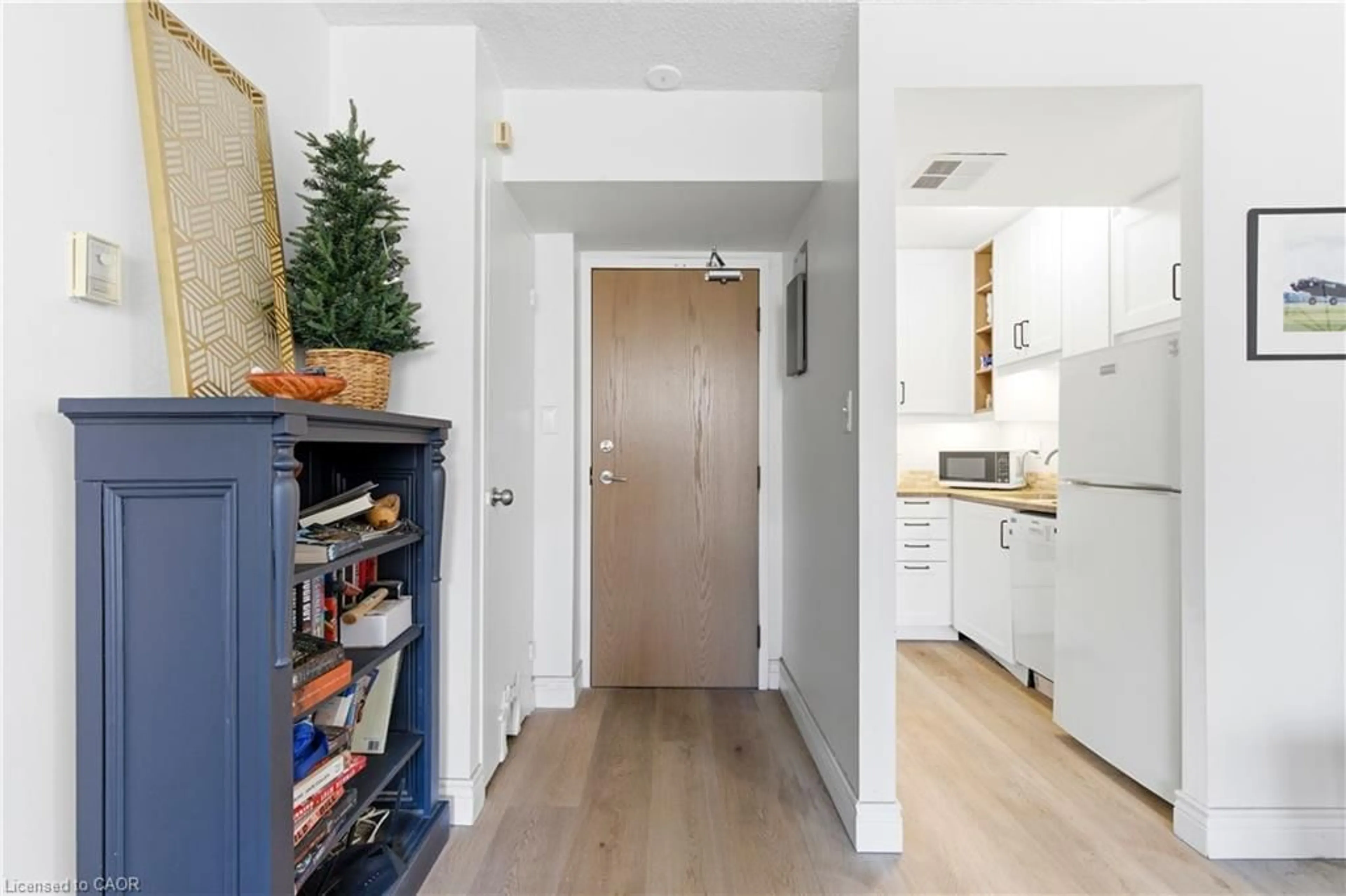 Indoor entryway for 150 Charlton Ave #805, Hamilton Ontario L8N 3X3