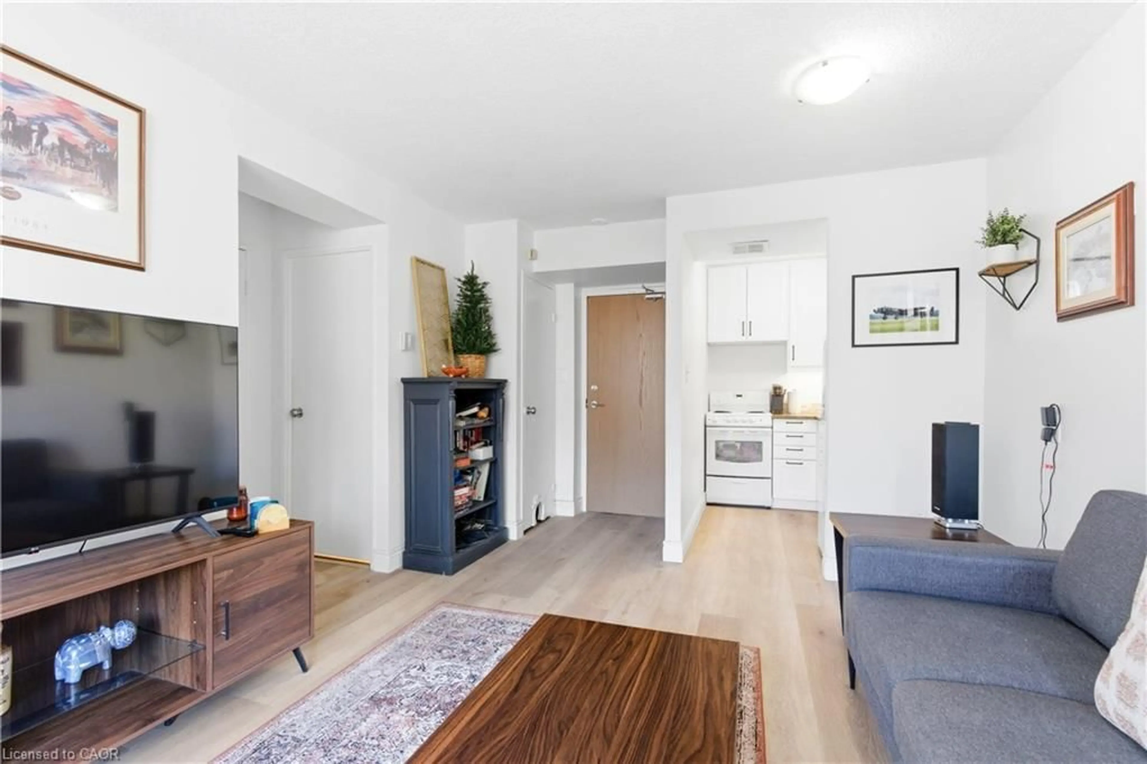 Living room with furniture, wood/laminate floor for 150 Charlton Ave #805, Hamilton Ontario L8N 3X3