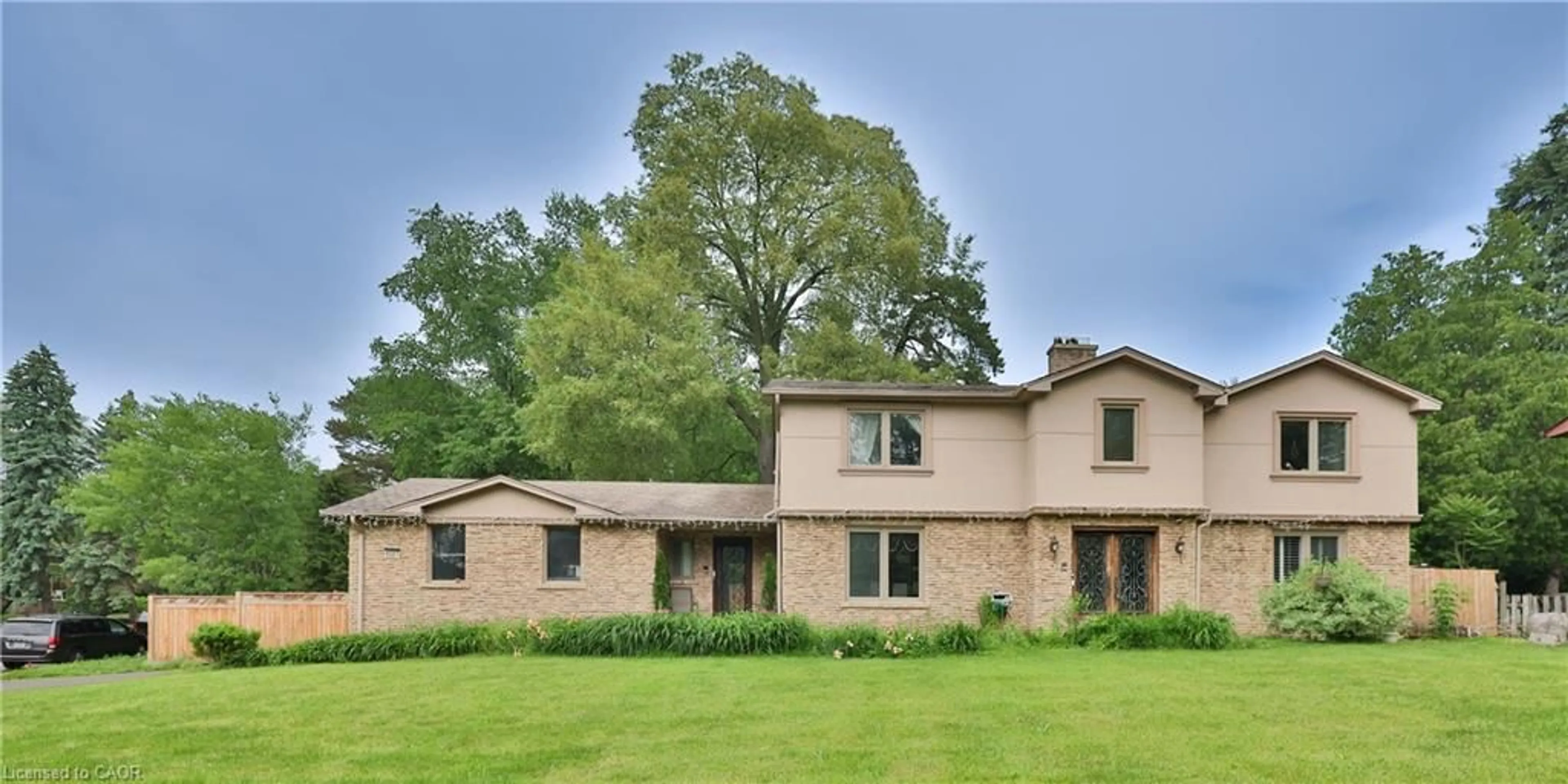 Home with brick exterior material, building for 386 Pinetree Way, Mississauga Ontario L5G 2V6