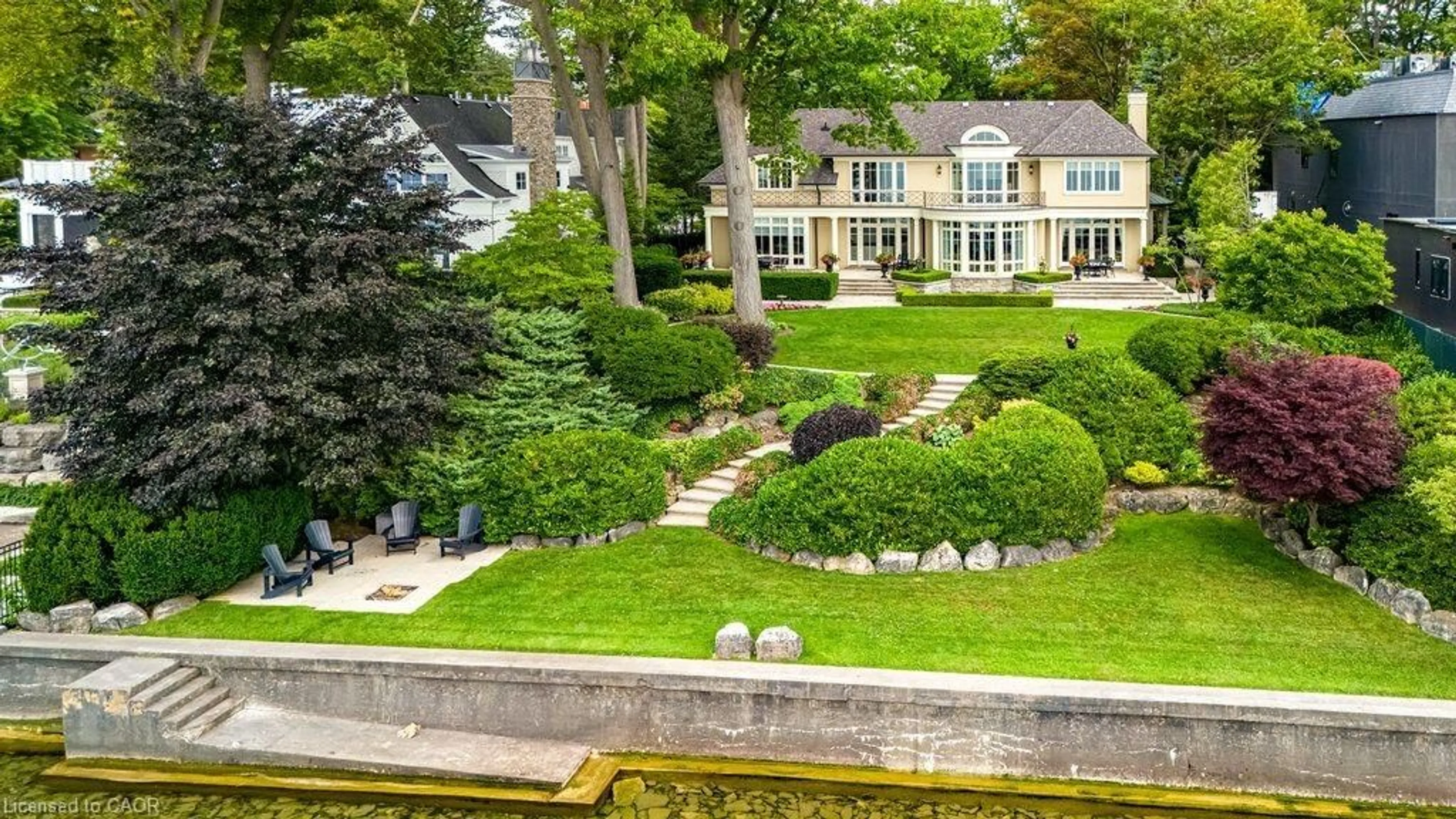 A pic from outside/outdoor area/front of a property/back of a property/a pic from drone, water/lake/river/ocean view for 6 Ennisclare Dr, Oakville Ontario L6J 4N2