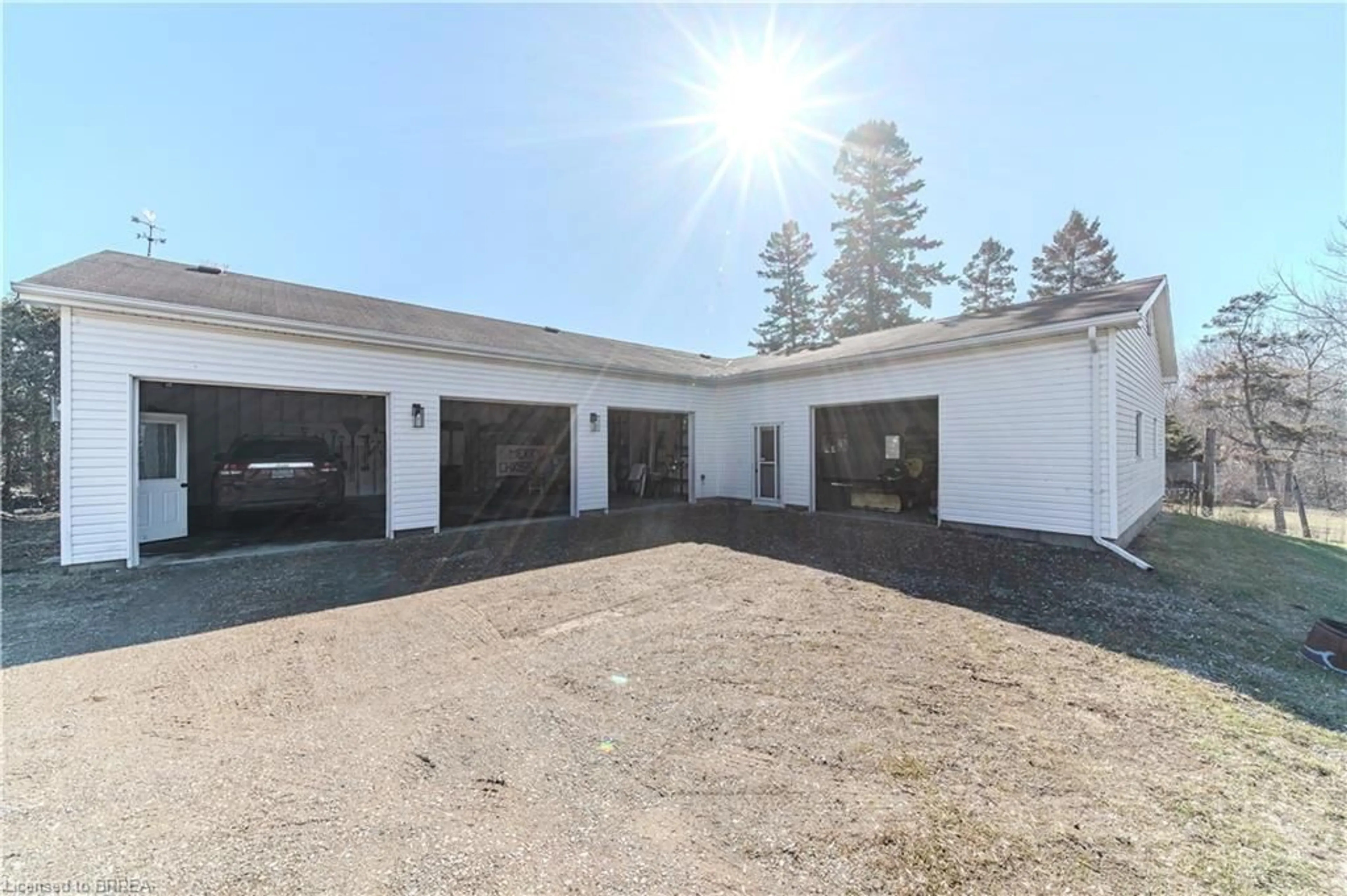 Indoor garage for 903 Keg Lane, Paris Ontario N3L 3E2