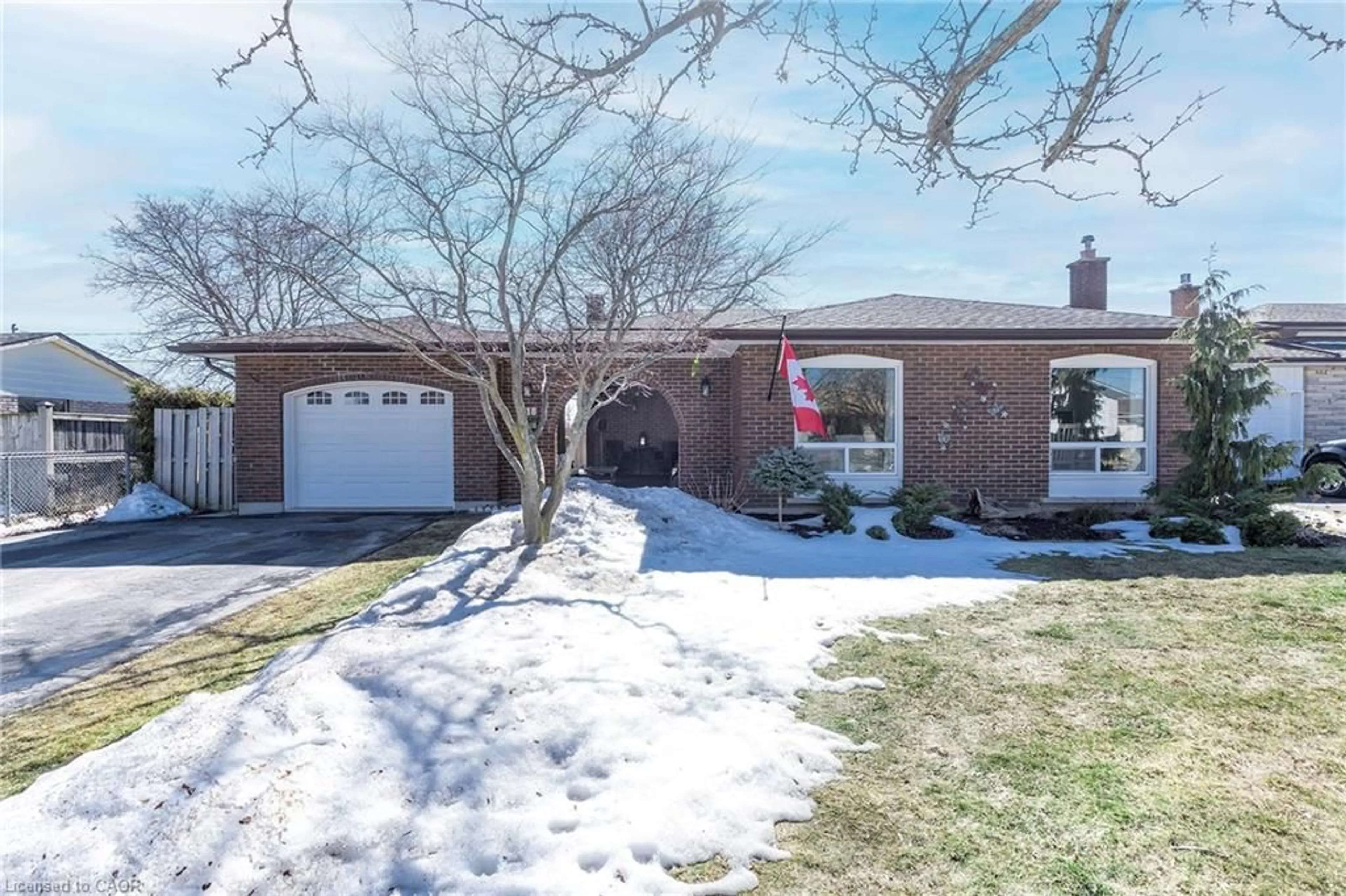 Home with brick exterior material, street for 118 Westwood Cres, Welland Ontario L3C 4R3