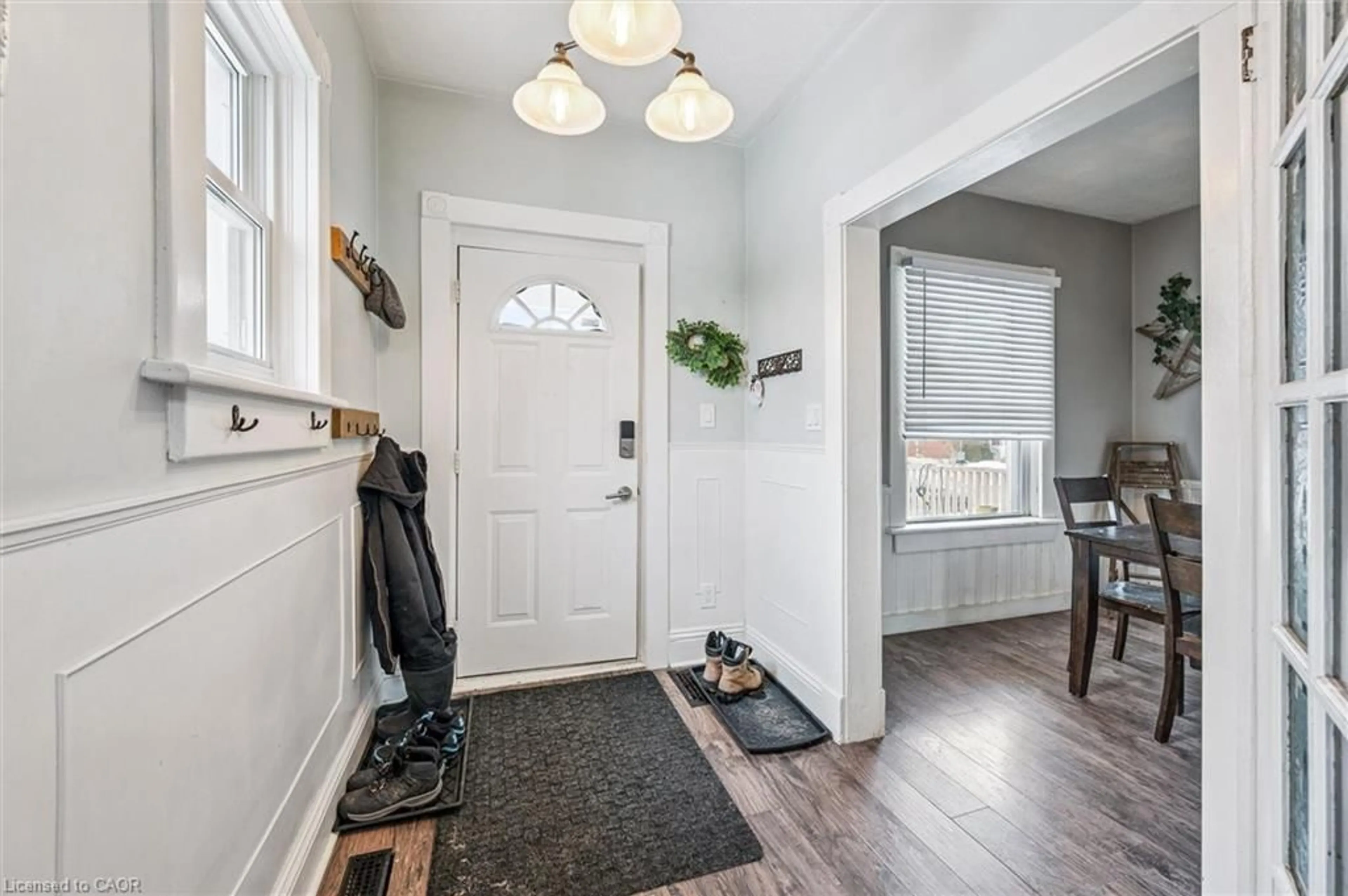 Indoor entryway for 53 Lowell St, Cambridge Ontario N1R 5E2