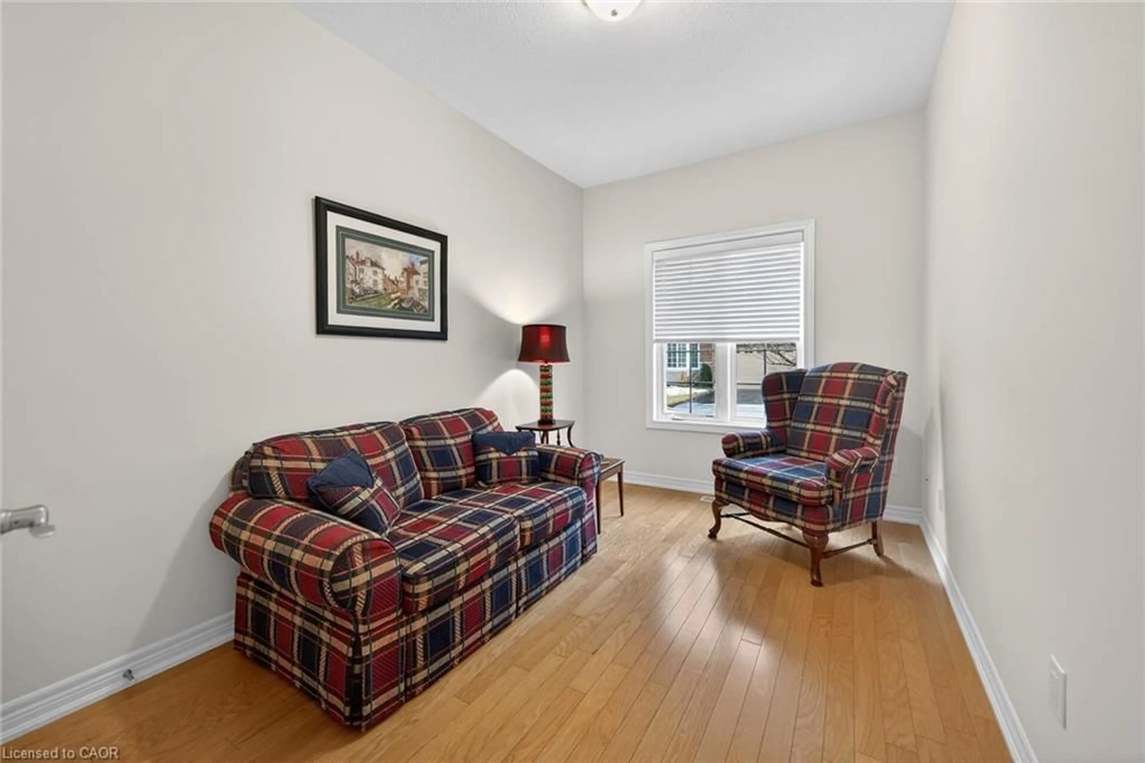 Living room with furniture, unknown for 15 Grovetree Trail, Glanbrook Ontario L9B 0B8