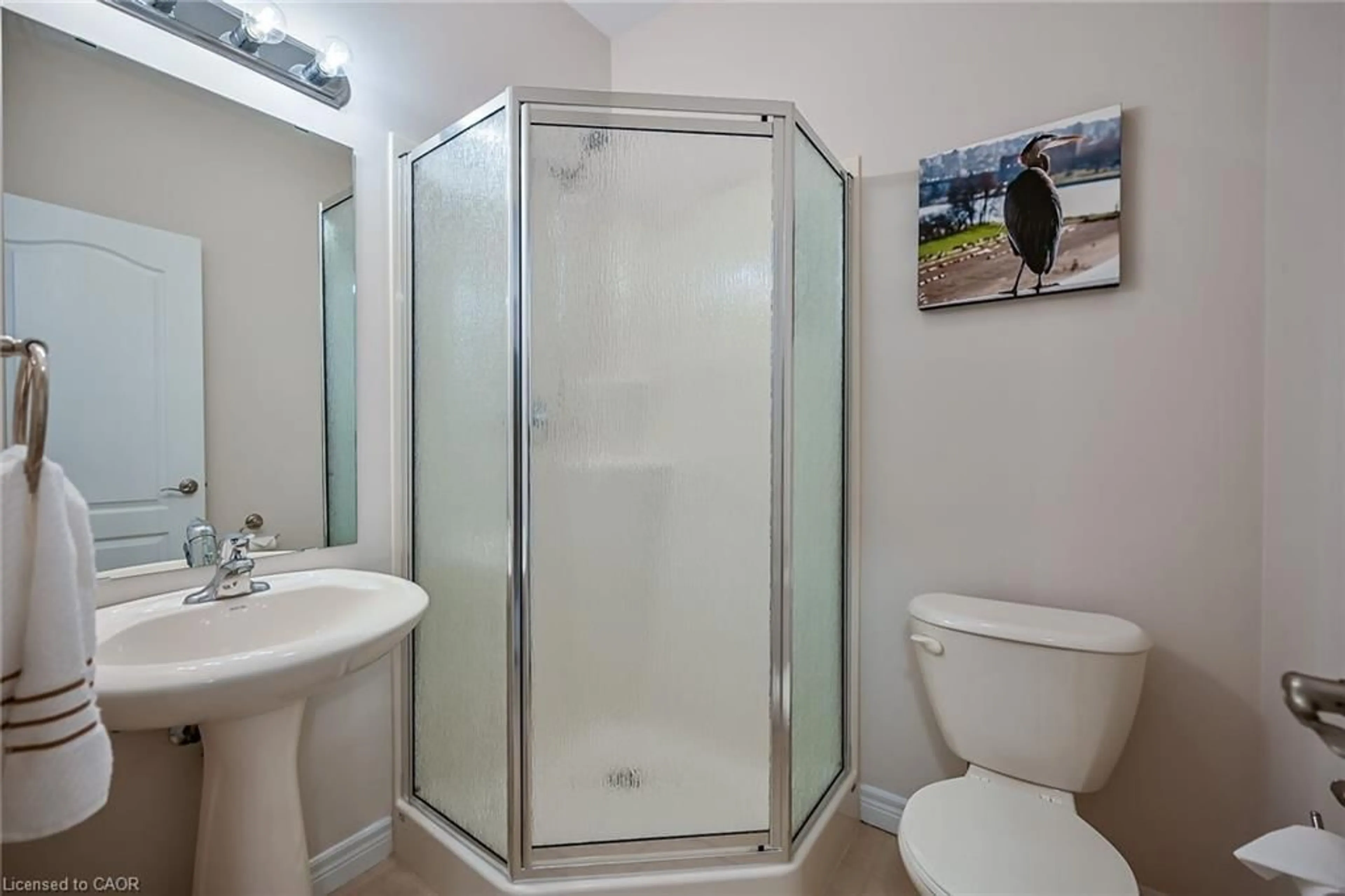 Standard bathroom, ceramic/tile floor for 15 Grovetree Trail, Glanbrook Ontario L9B 0B8