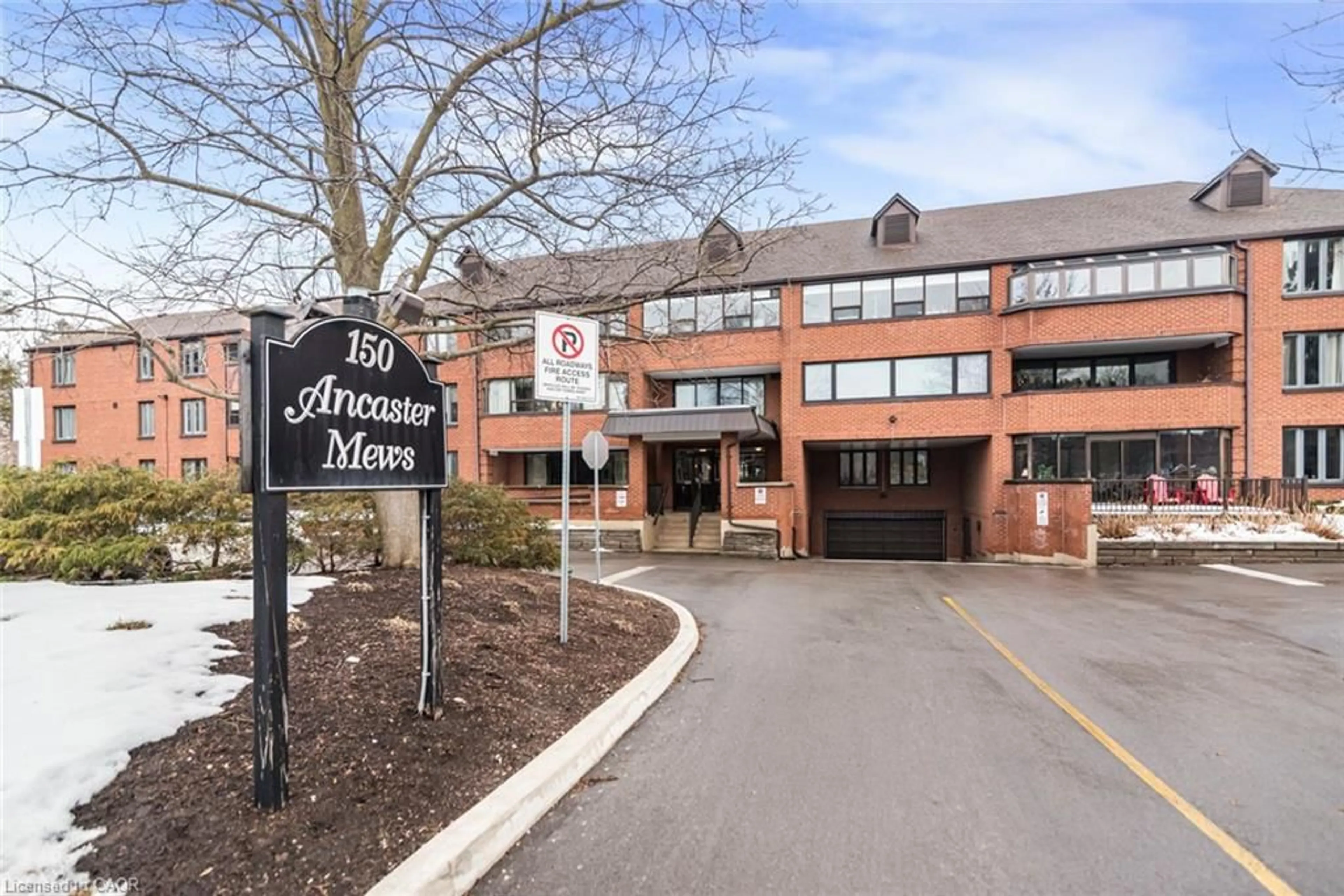 Indoor foyer for 150 Wilson St #304, Ancaster Ontario L8L 2H7