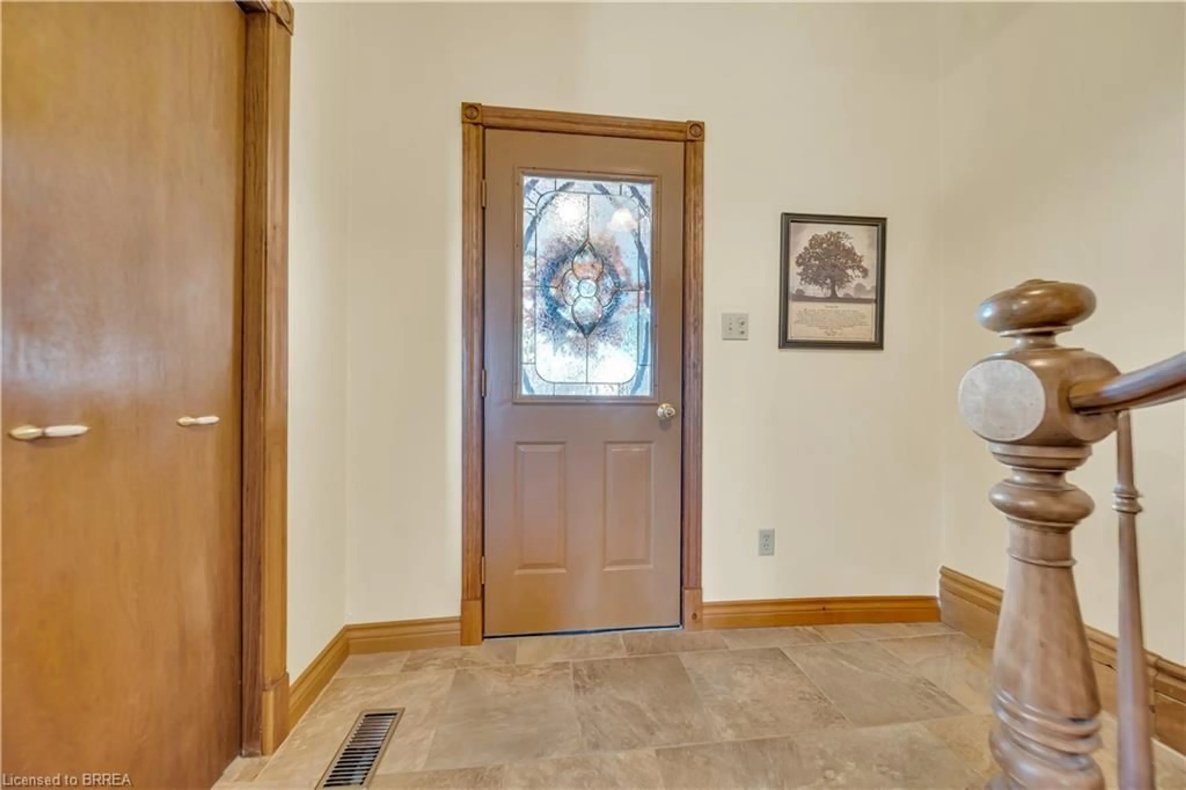 Indoor foyer for 690 Wallace Ave, Listowel Ontario N4W 1Y4