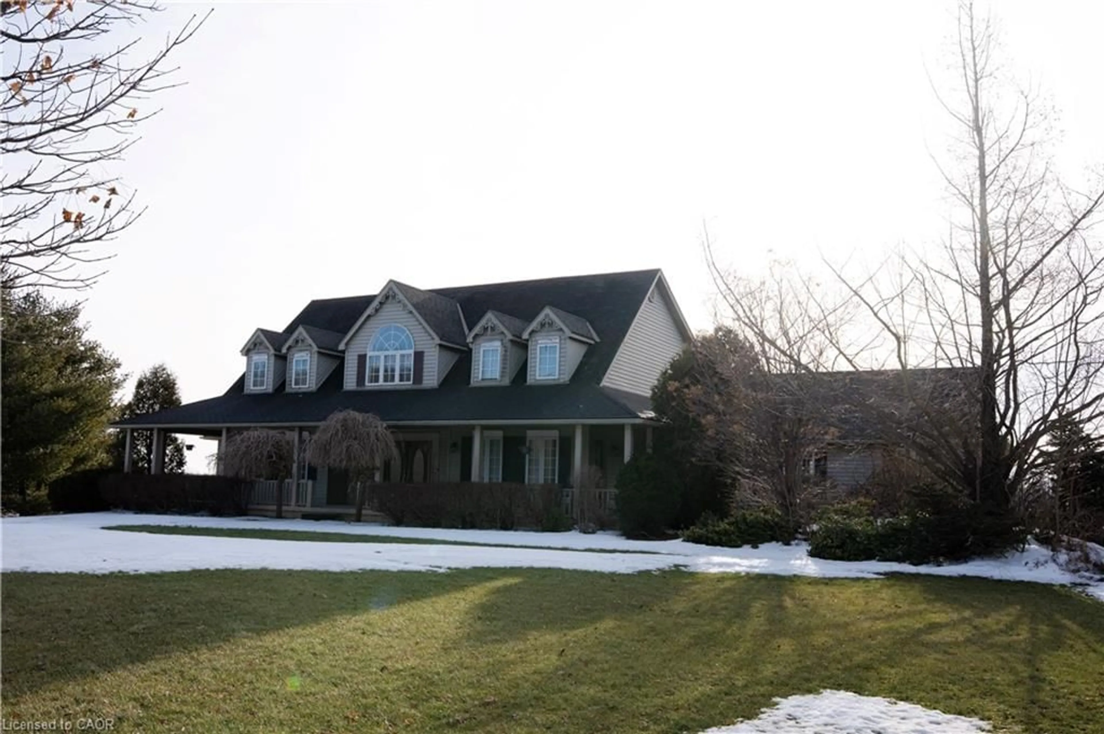 Home with vinyl exterior material, mountain view for 100 Broad Rd, Haldimand Ontario N3W 2E9