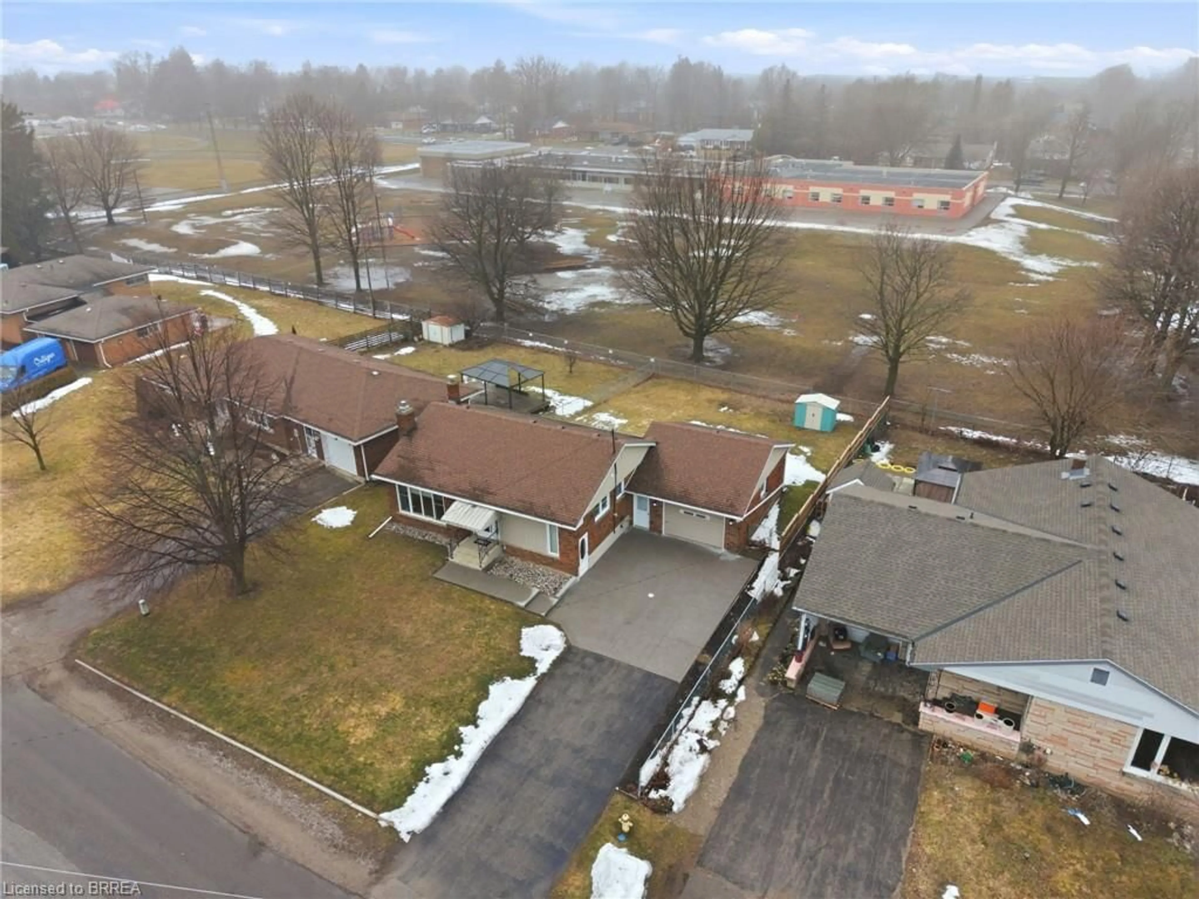 A pic from outside/outdoor area/front of a property/back of a property/a pic from drone, street for 168 Montclair Cres, Waterford Ontario N0E 1Y0