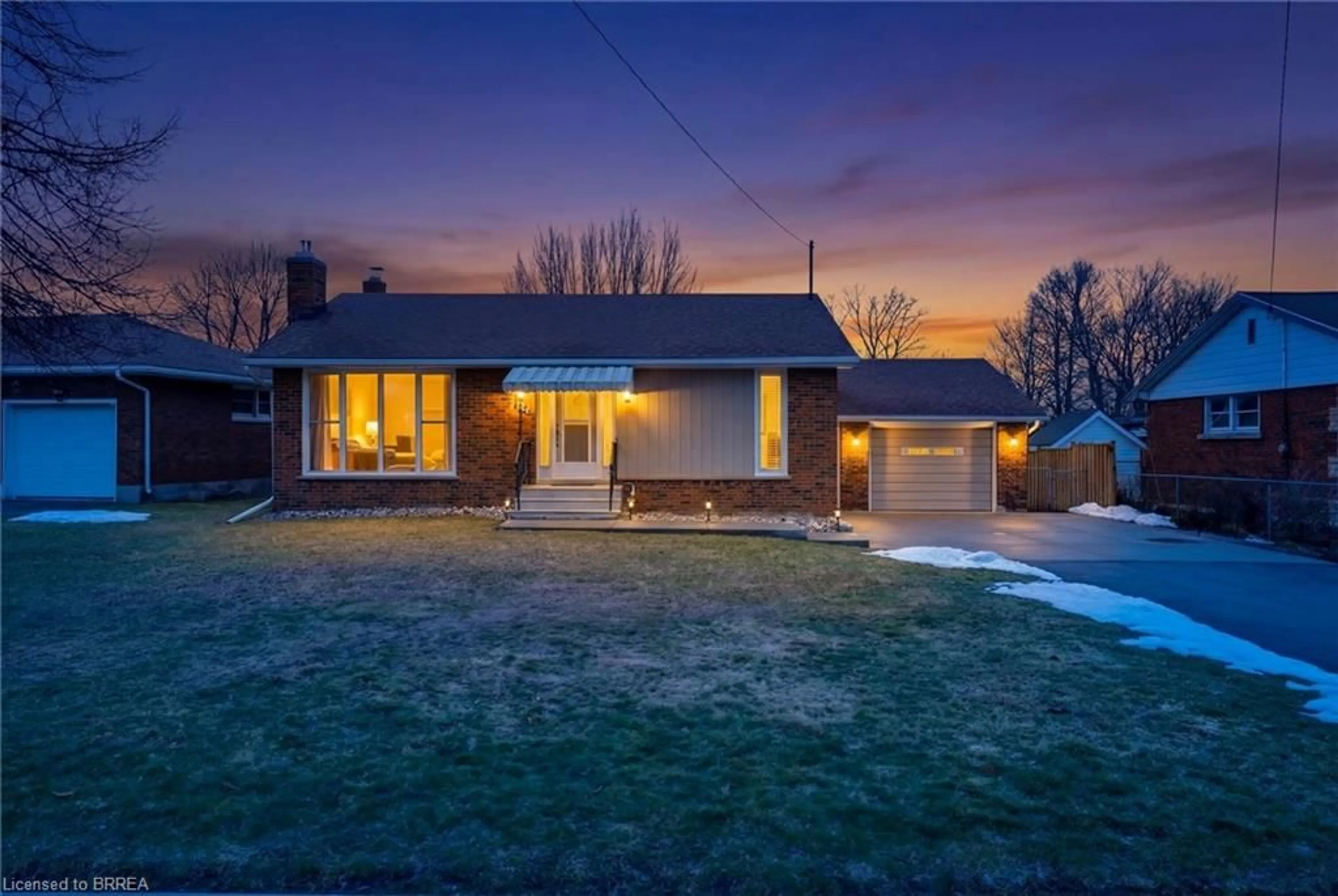 A pic from outside/outdoor area/front of a property/back of a property/a pic from drone, street for 168 Montclair Cres, Waterford Ontario N0E 1Y0