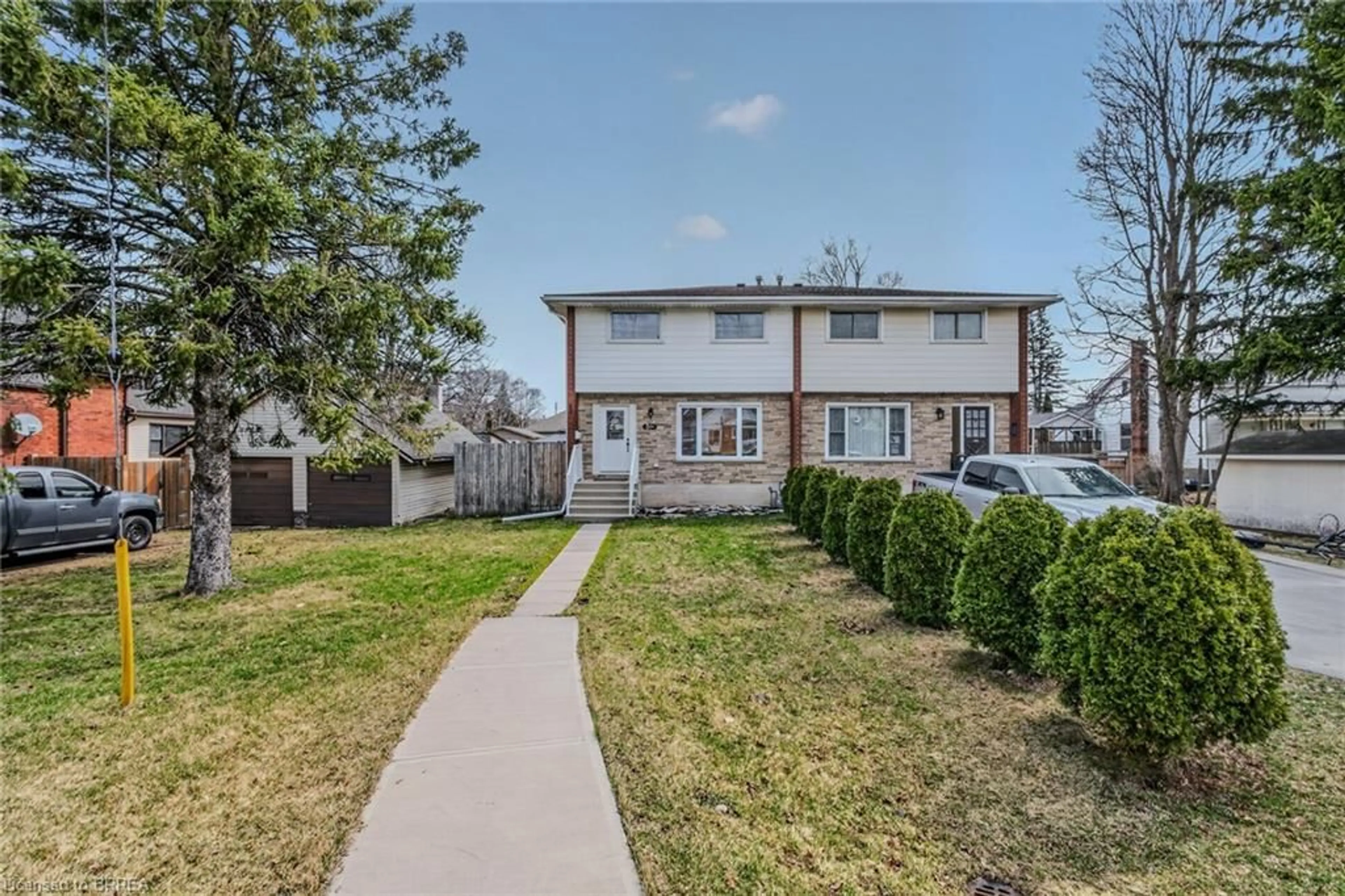 A pic from outside/outdoor area/front of a property/back of a property/a pic from drone, street for 31 A Market St, Paris Ontario N3L 3A9