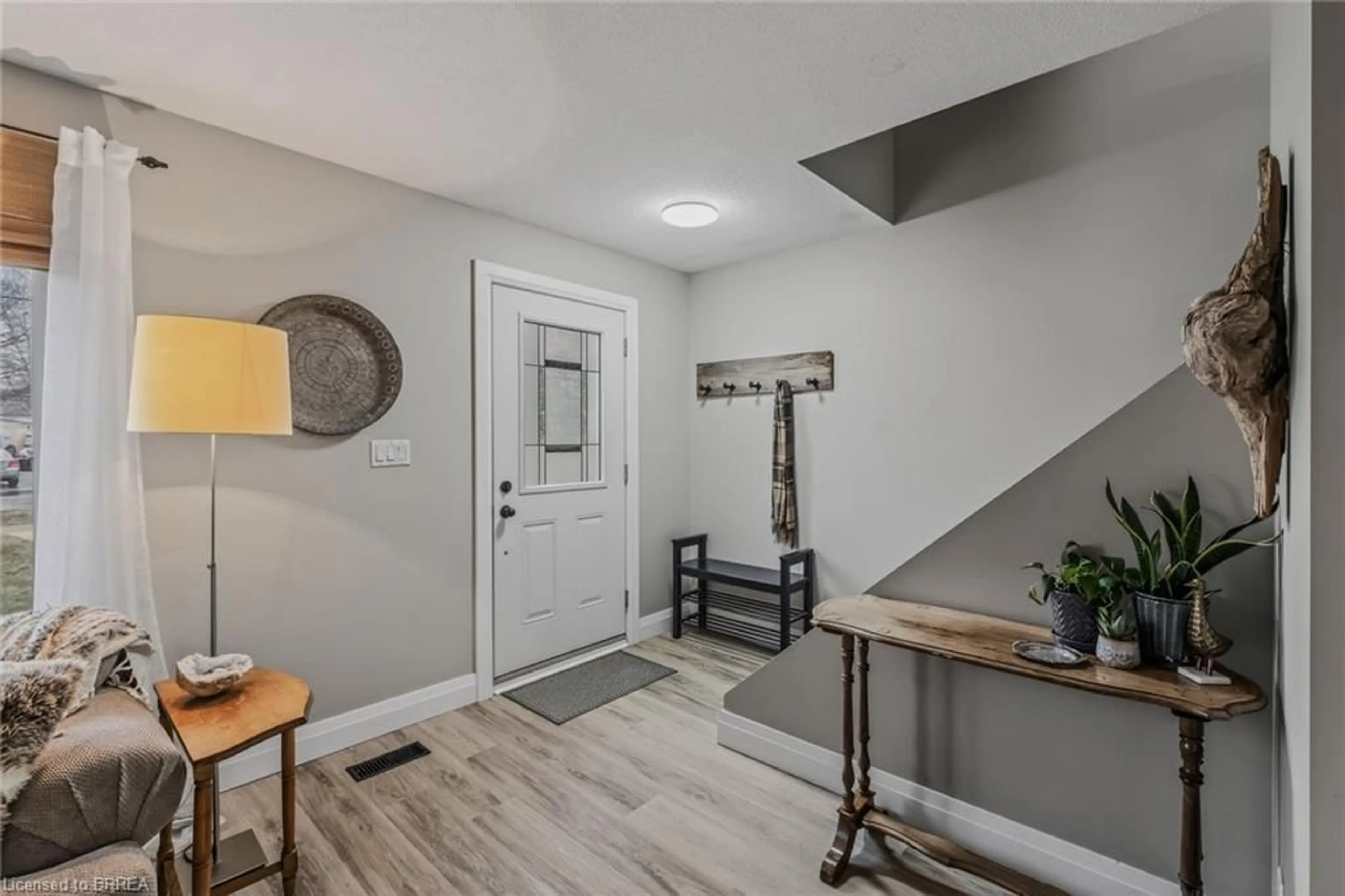 Indoor entryway for 31 A Market St, Paris Ontario N3L 3A9