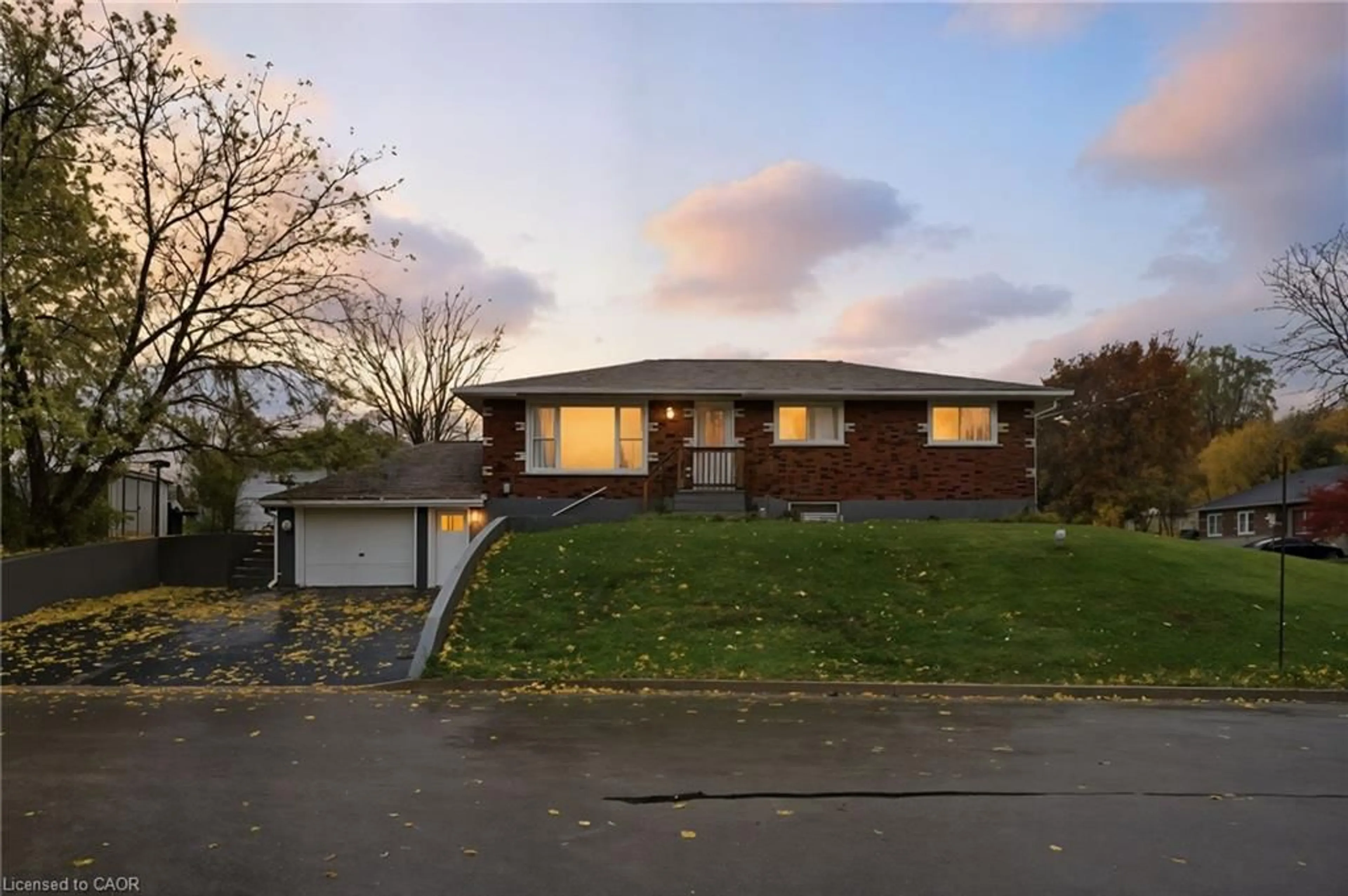 A pic from outside/outdoor area/front of a property/back of a property/a pic from drone, street for 31 Oakwood Ave, Simcoe Ontario N3Y 1H5
