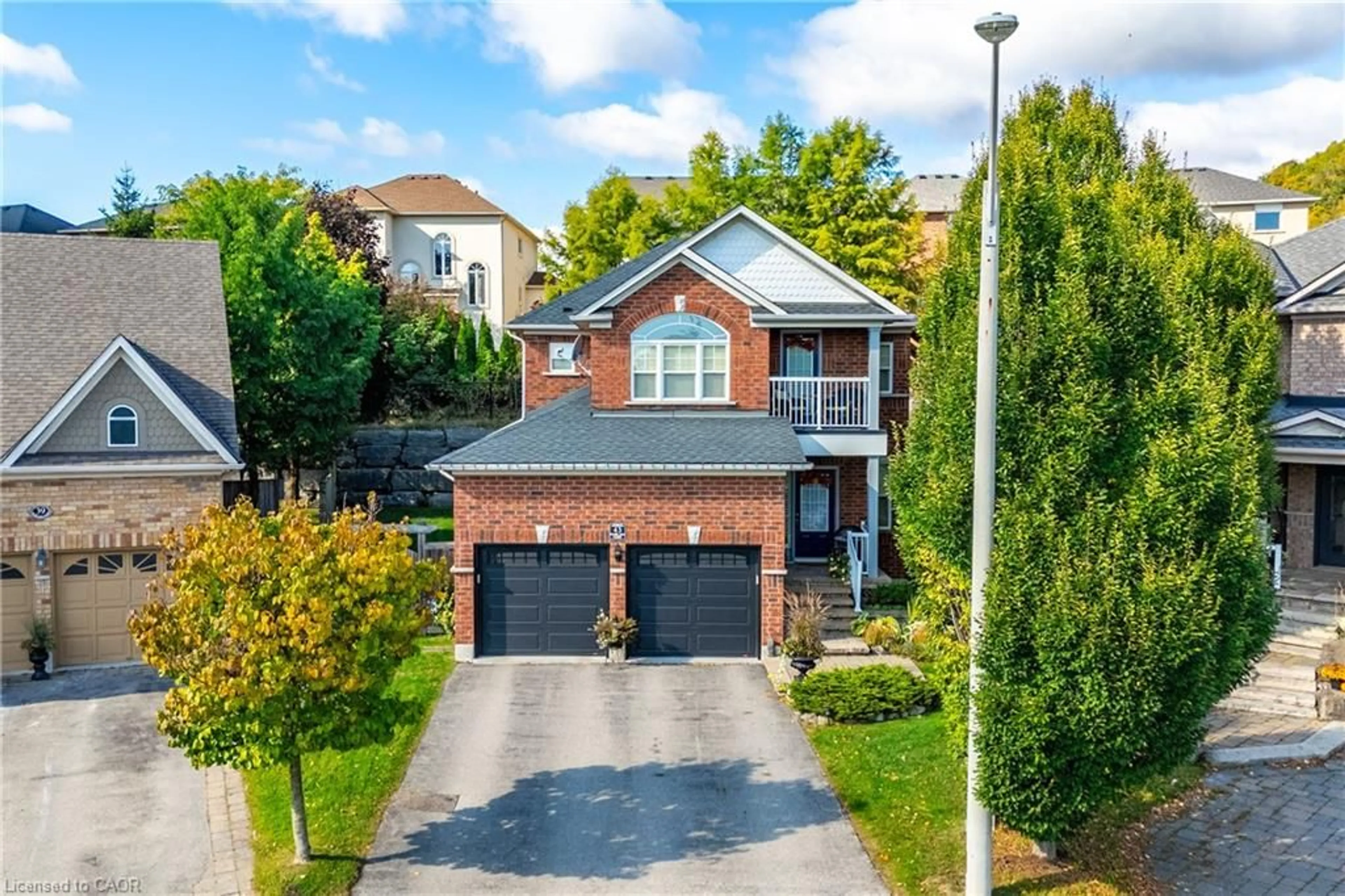 A pic from outside/outdoor area/front of a property/back of a property/a pic from drone, street for 43 Woodlawn Crt, Dundas Ontario L9H 7S2