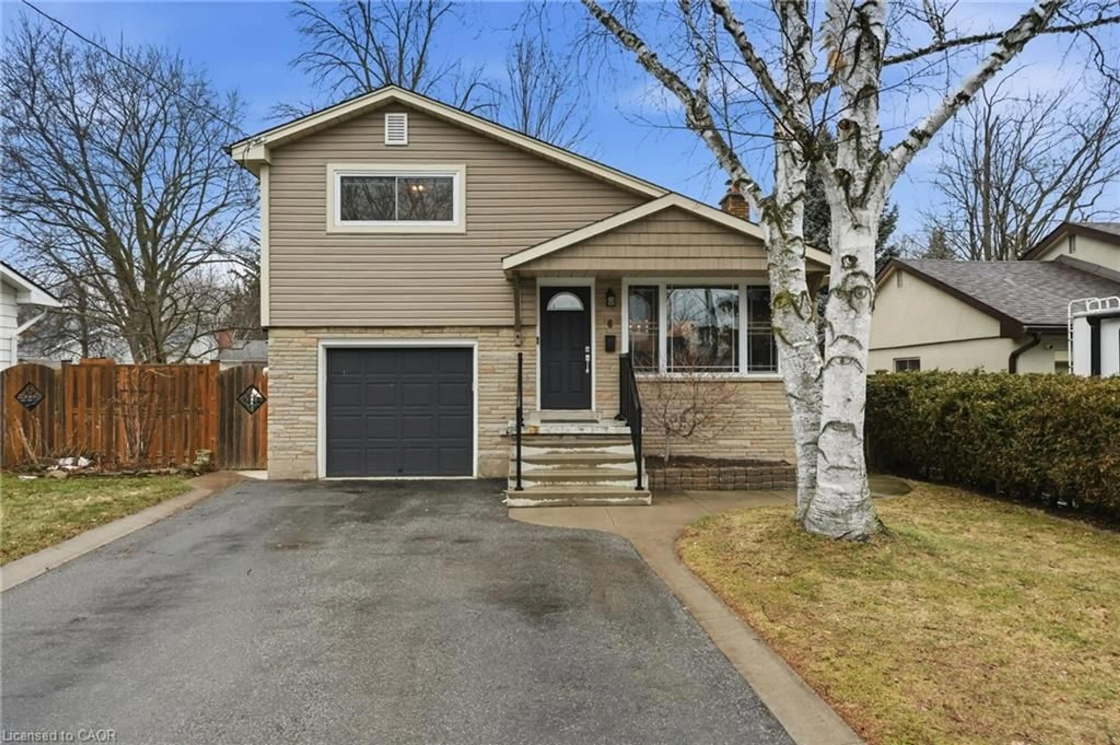 Home with vinyl exterior material, street for 6 Brierwood Ave, Grimsby Ontario L3M 1J6