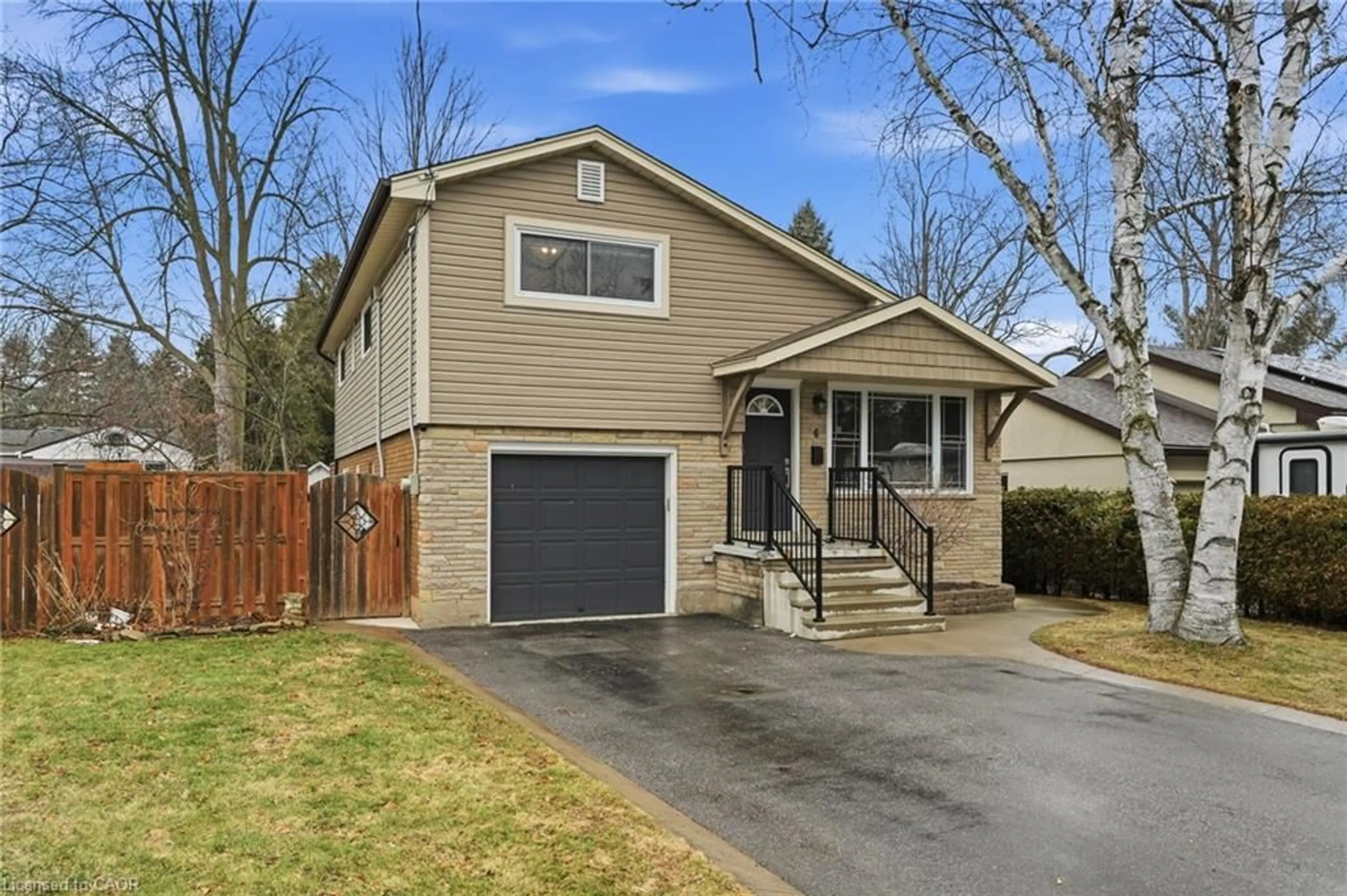 Home with vinyl exterior material, street for 6 Brierwood Ave, Grimsby Ontario L3M 1J6