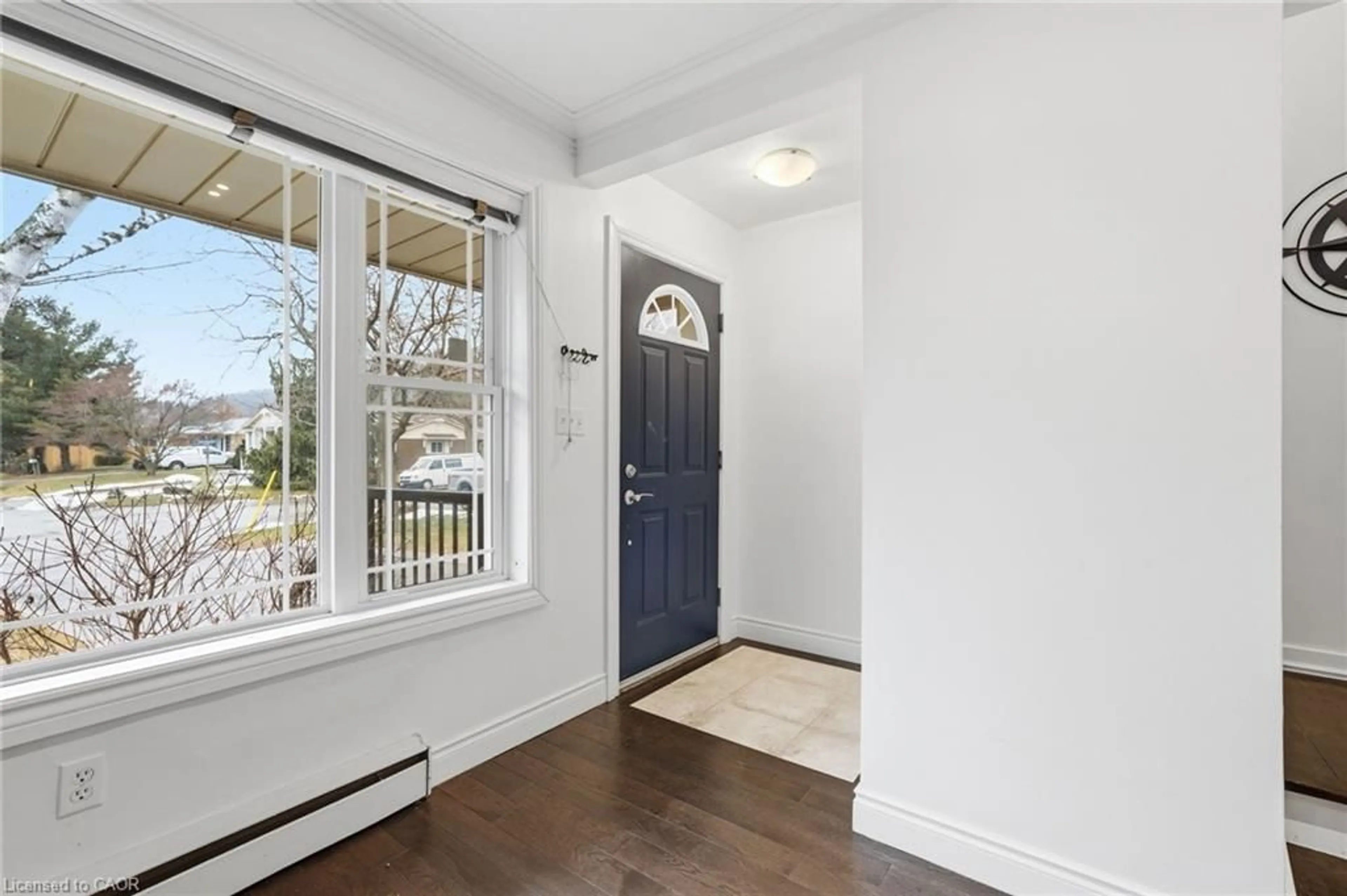 Indoor entryway for 6 Brierwood Ave, Grimsby Ontario L3M 1J6