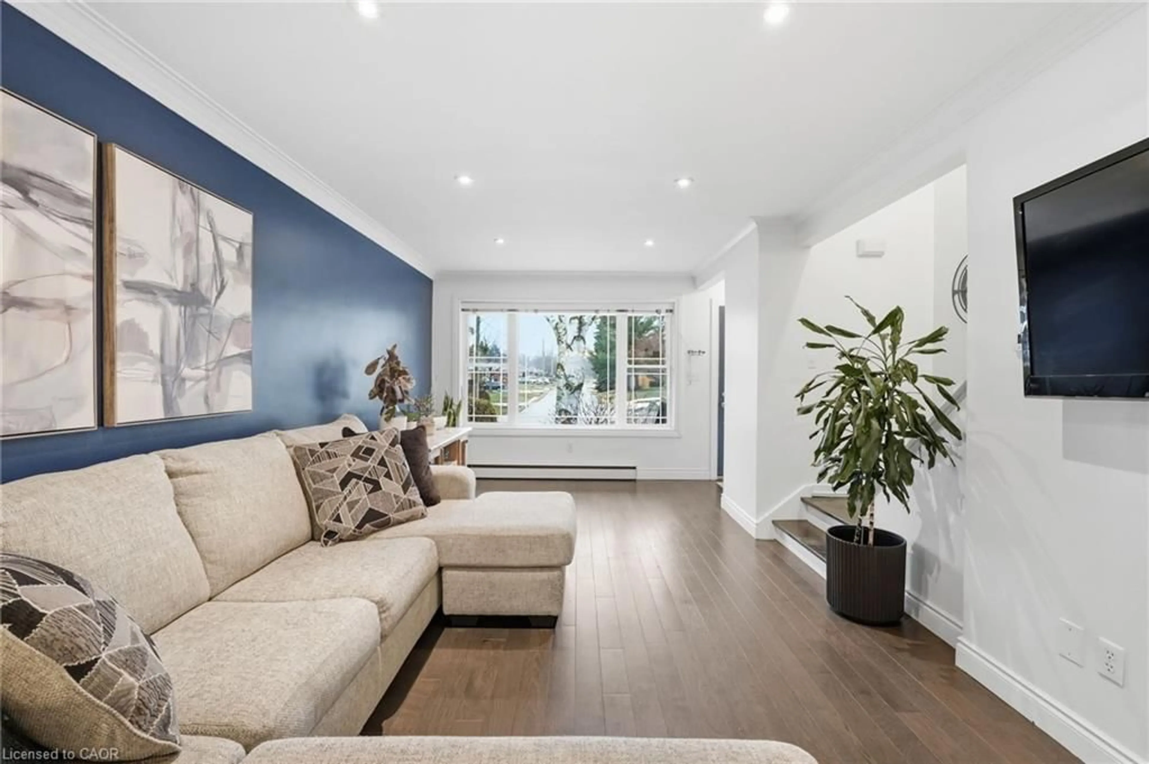 Living room with furniture, unknown for 6 Brierwood Ave, Grimsby Ontario L3M 1J6