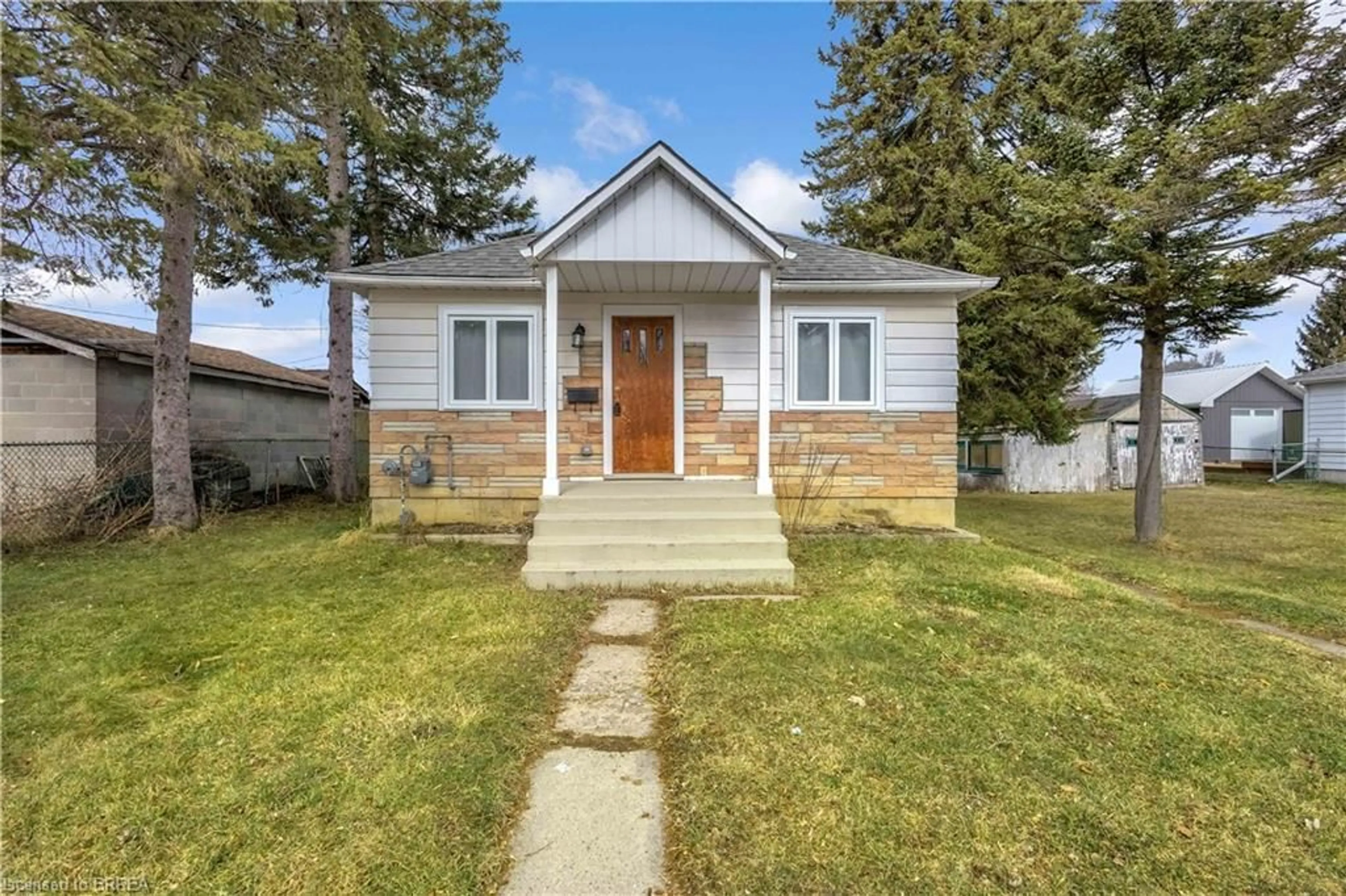 Home with vinyl exterior material, street for 35 Eighth Ave, Brantford Ontario N3S 1C1