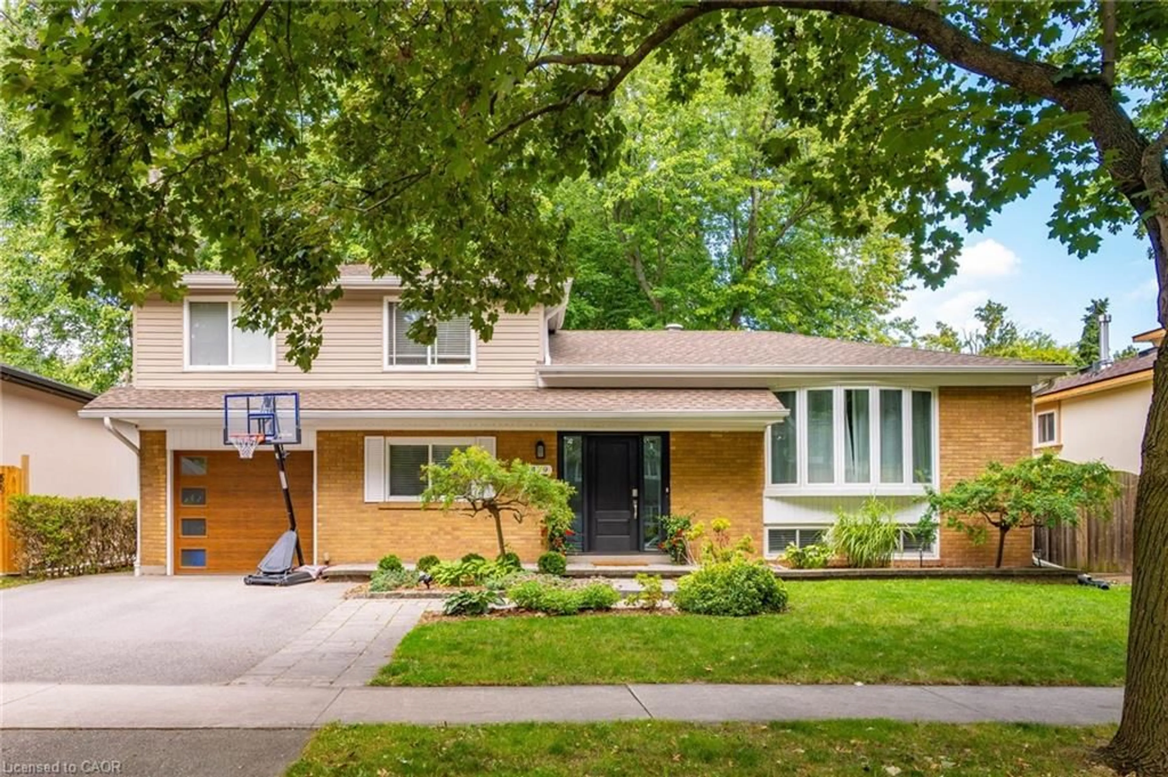 Home with brick exterior material, street for 479 Pinedale Ave, Burlington Ontario L7L 3W3