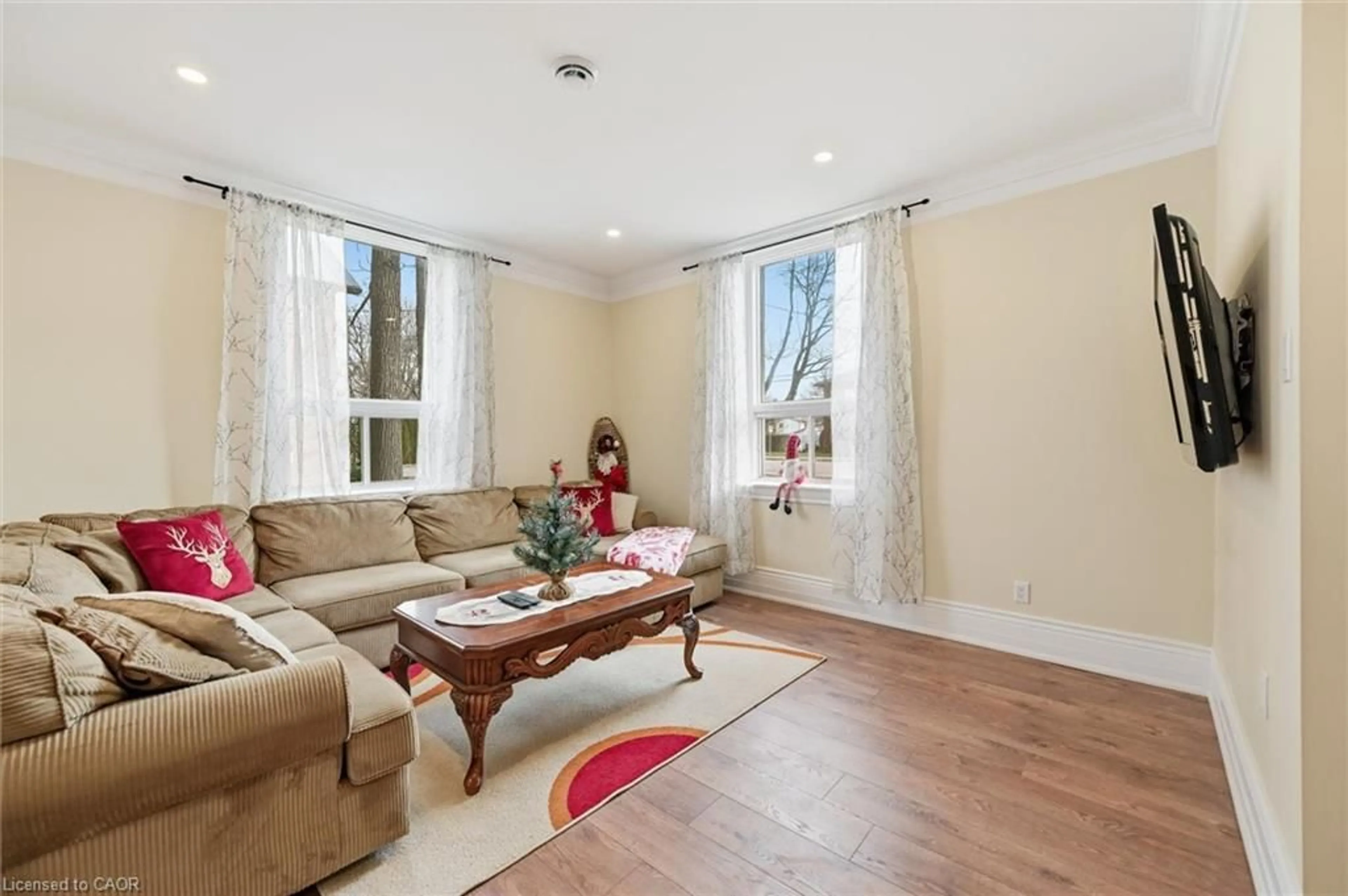 Living room with furniture, unknown for 2083 Main St, Jarvis Ontario N0A 1J0