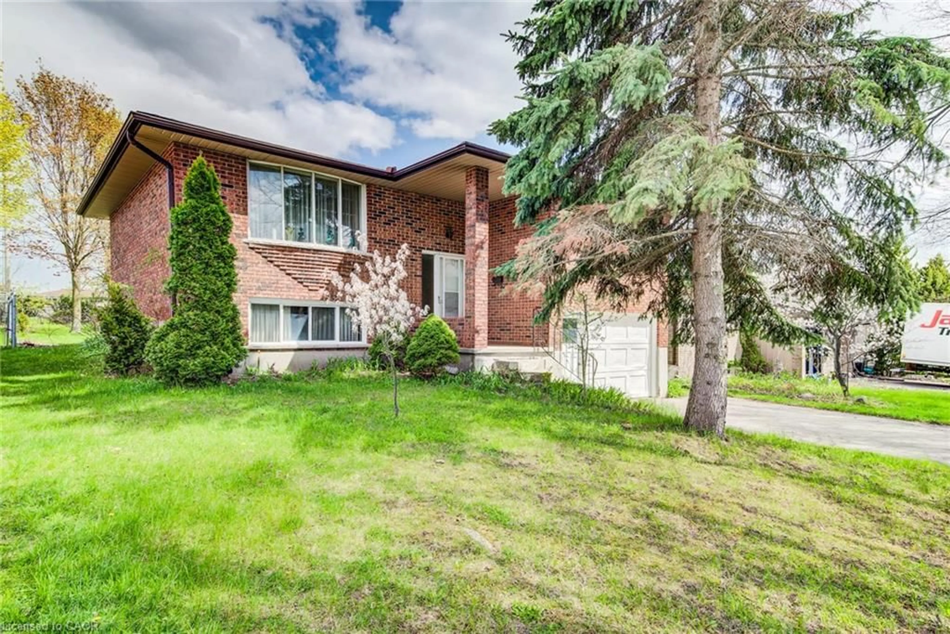Home with brick exterior material, street for 28 Wordsworth Pl, Kitchener Ontario N2B 3L1