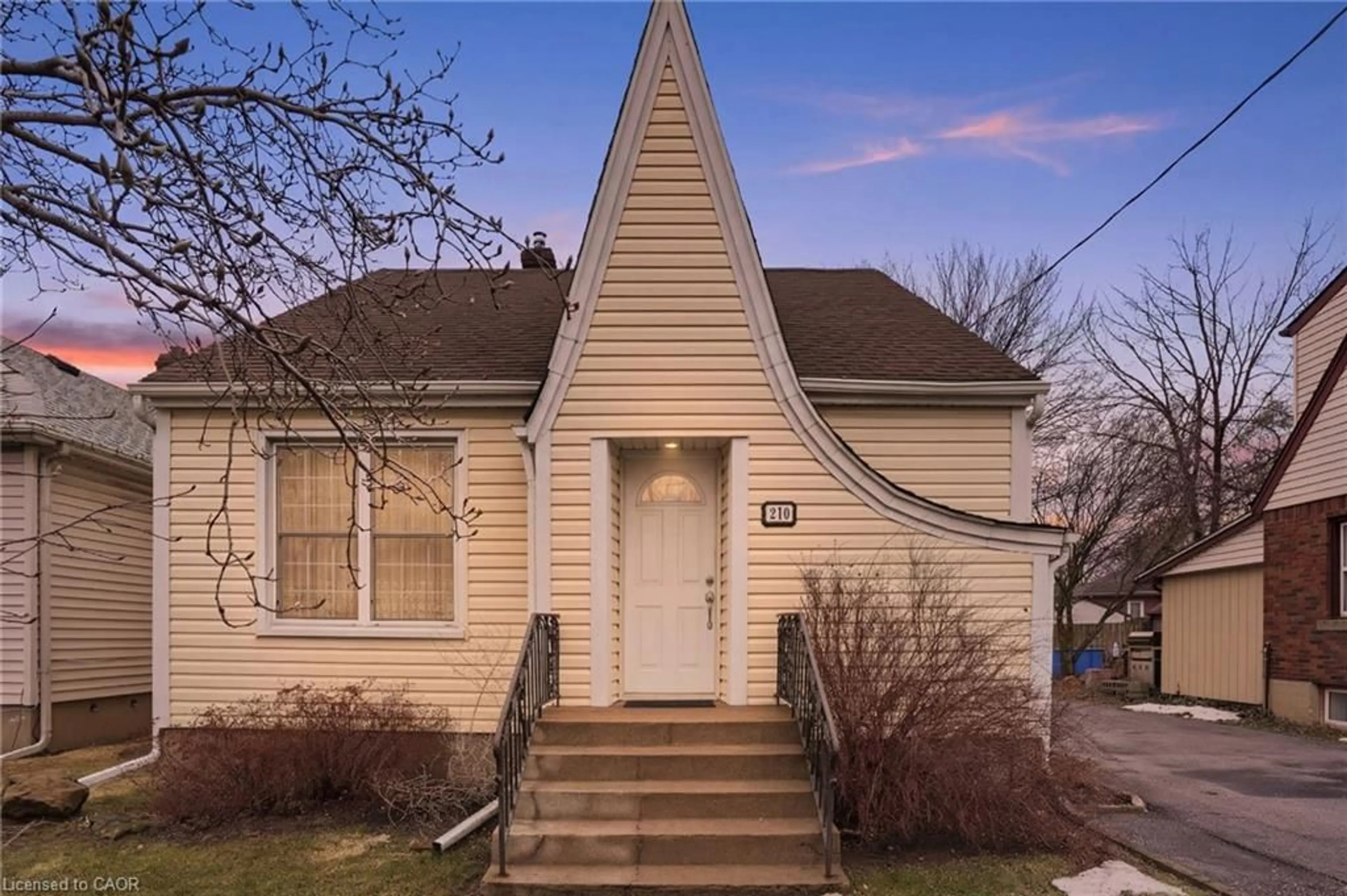 Unknown for 210 Vine St, St. Catharines Ontario L2M 4S8