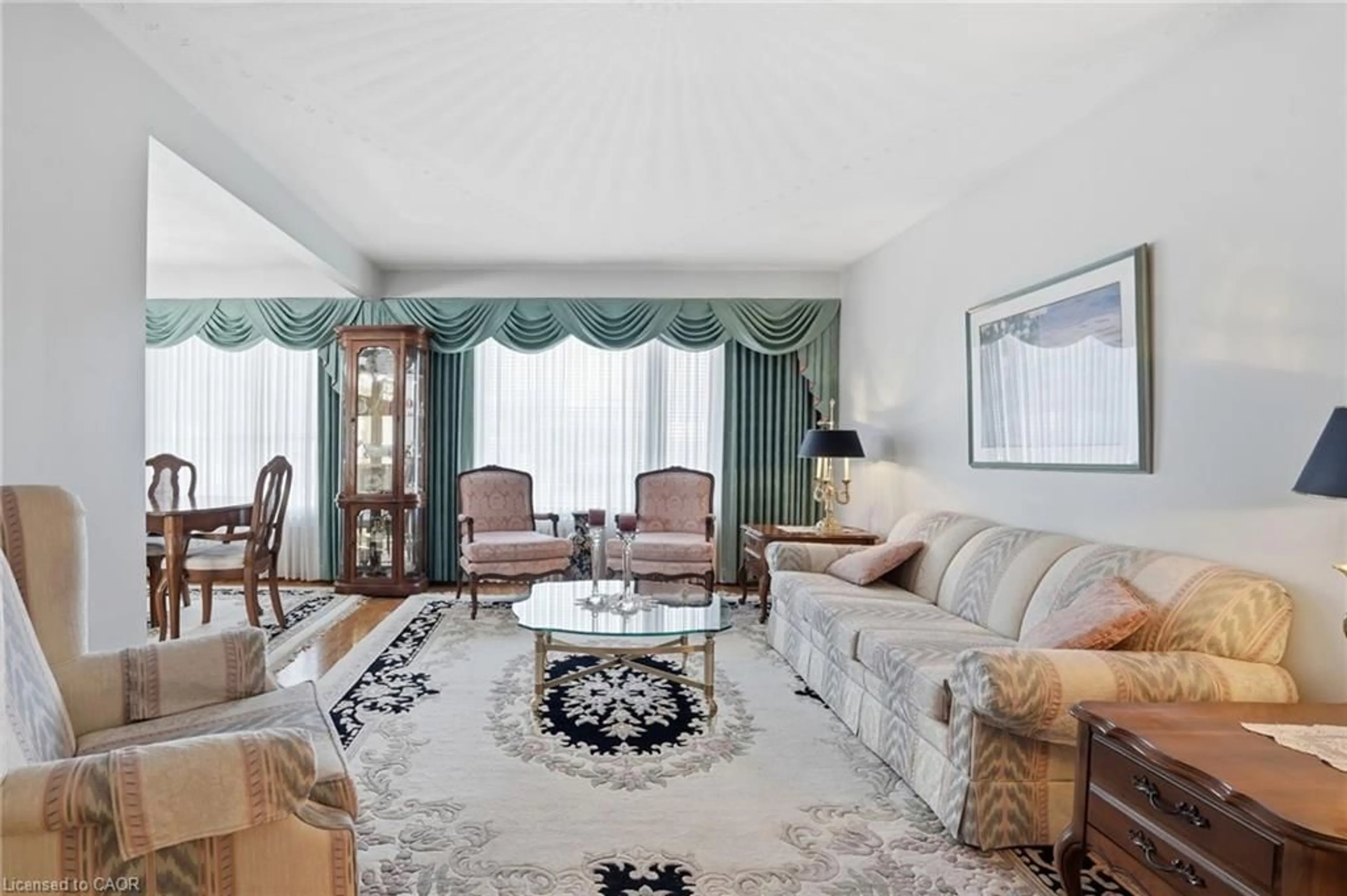 Living room with furniture, carpet floor for 45 Rivercrest Rd, Hamilton Ontario L8E 1N1