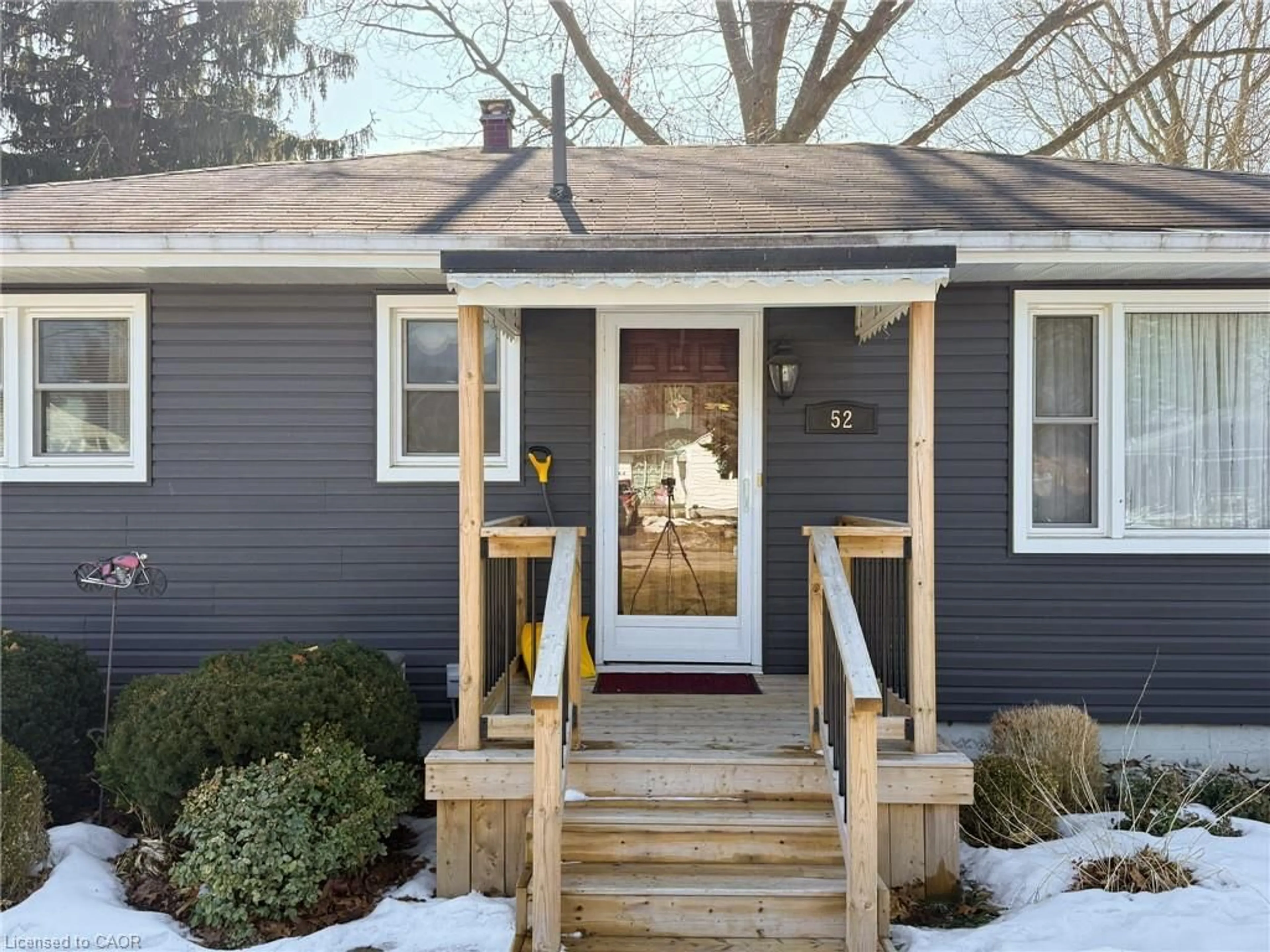 Home with vinyl exterior material, street for 52 Davis St, Simcoe Ontario N3Y 2R4