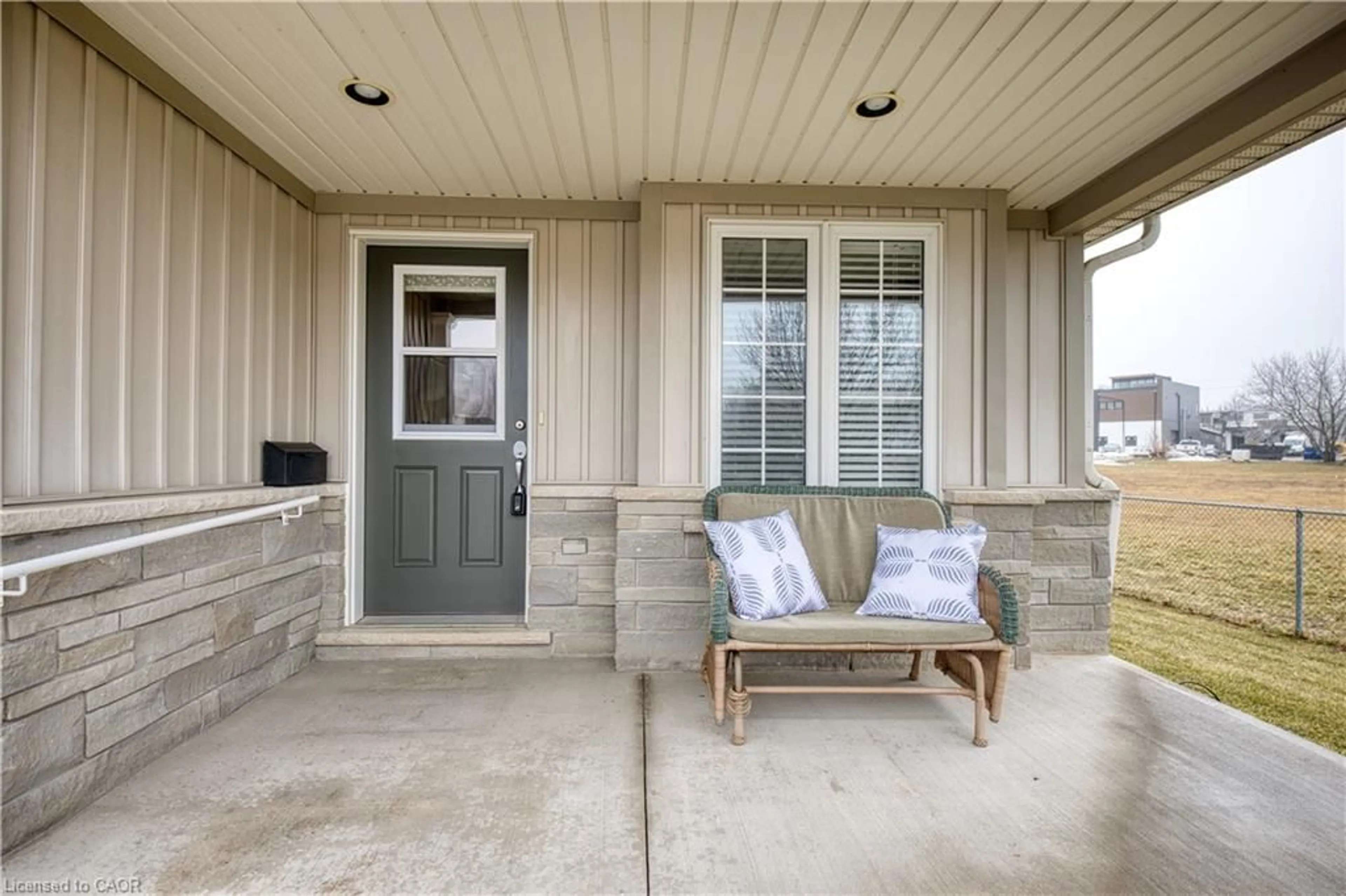 Indoor entryway for 1 Sunnydale Crt, Smithville Ontario L0R 2A0