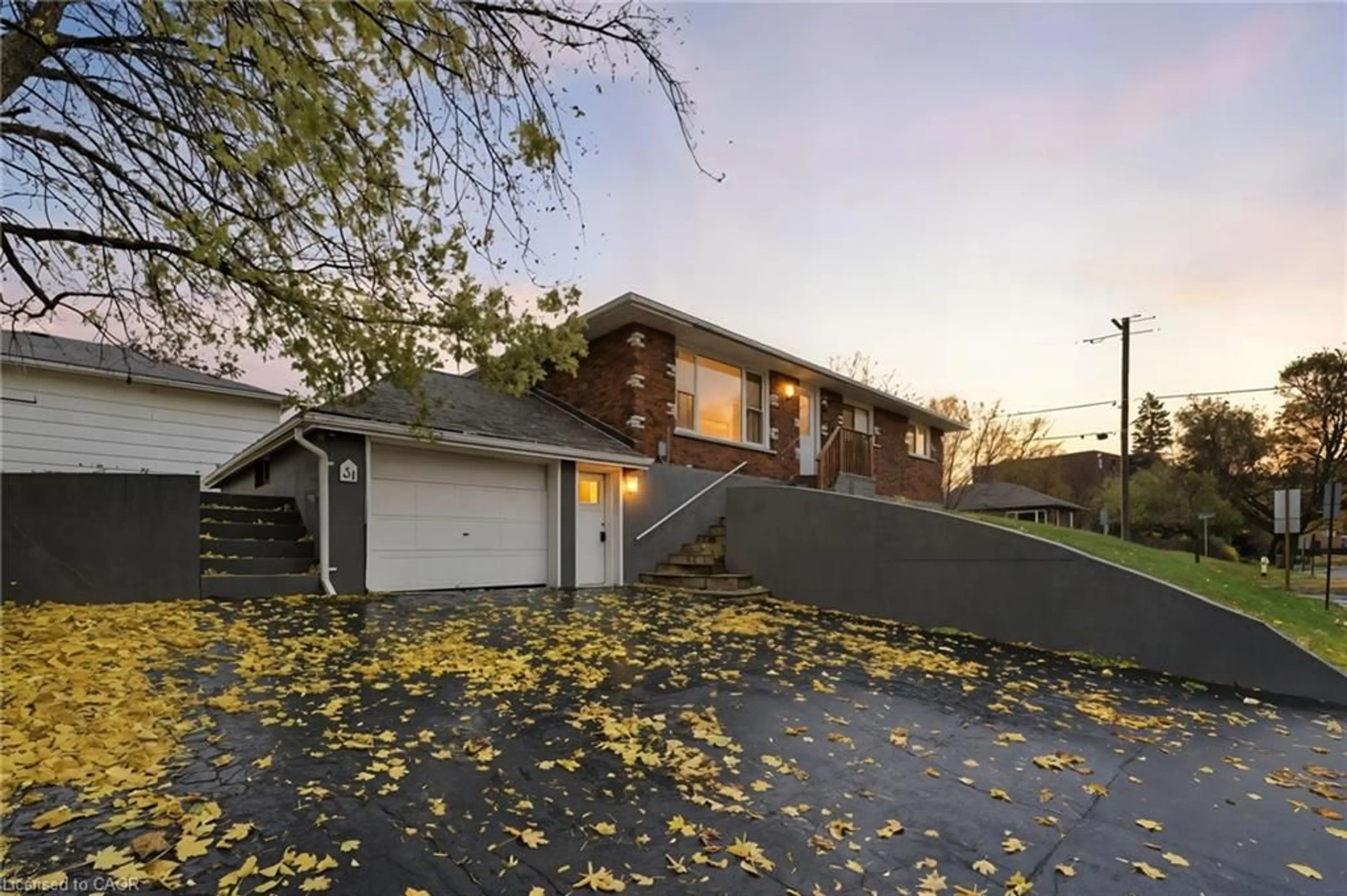 A pic from outside/outdoor area/front of a property/back of a property/a pic from drone, street for 31 Oakwood Ave, Simcoe Ontario N3Y 1H5